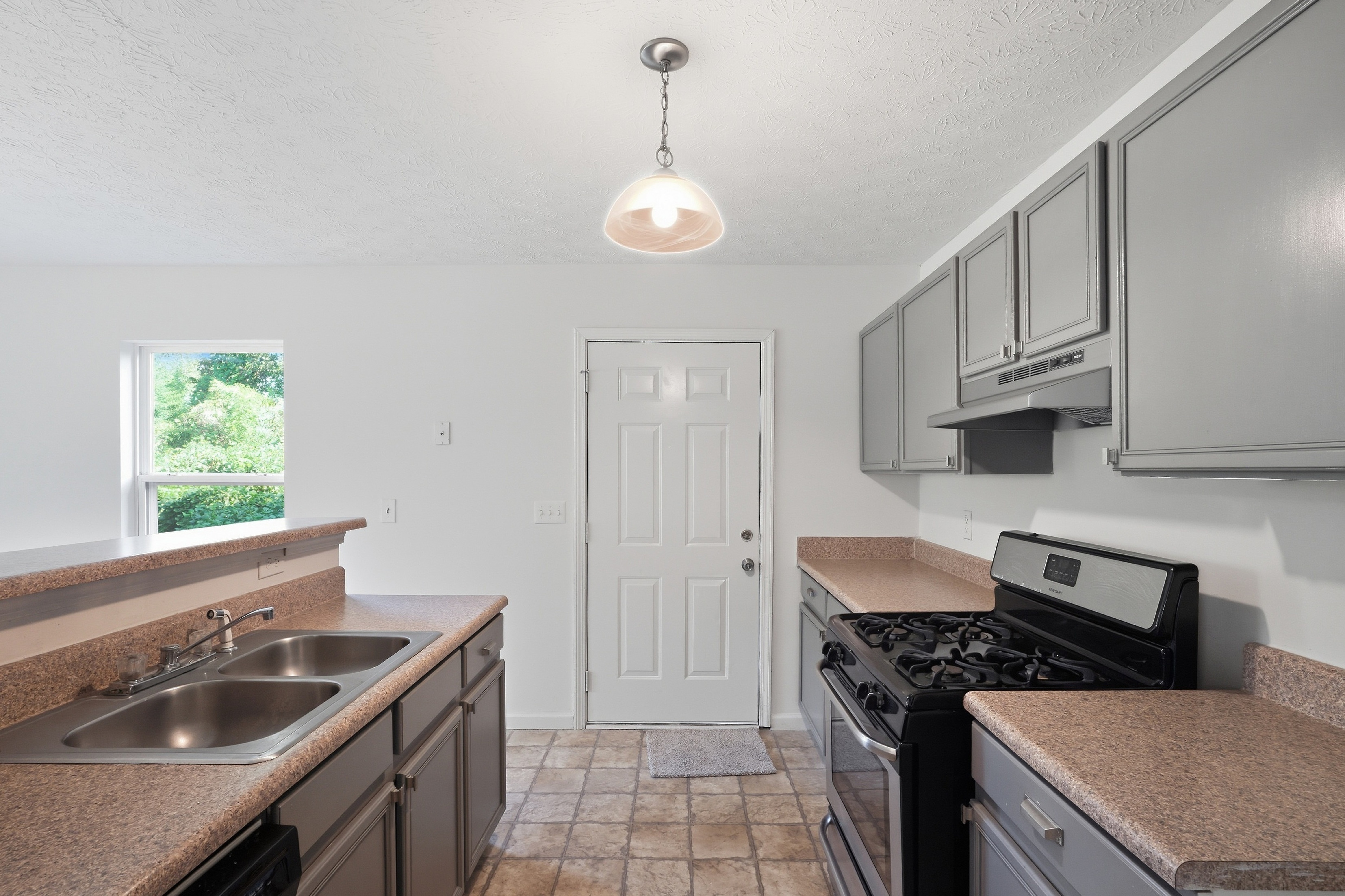 Photo 8 of 14 of 1668 Oak Knoll Cir SE, Atlanta, GA