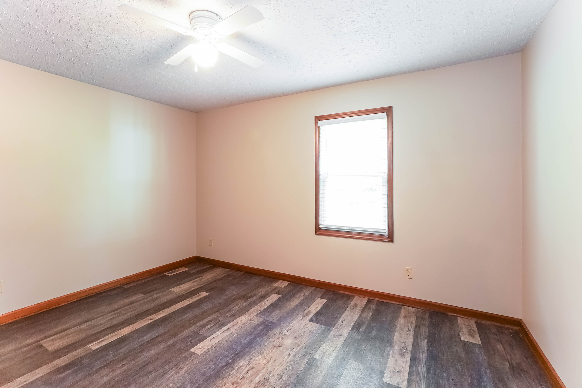 Photo 13 of 20 of 5990 Clarksville Rd, Russellville, KY