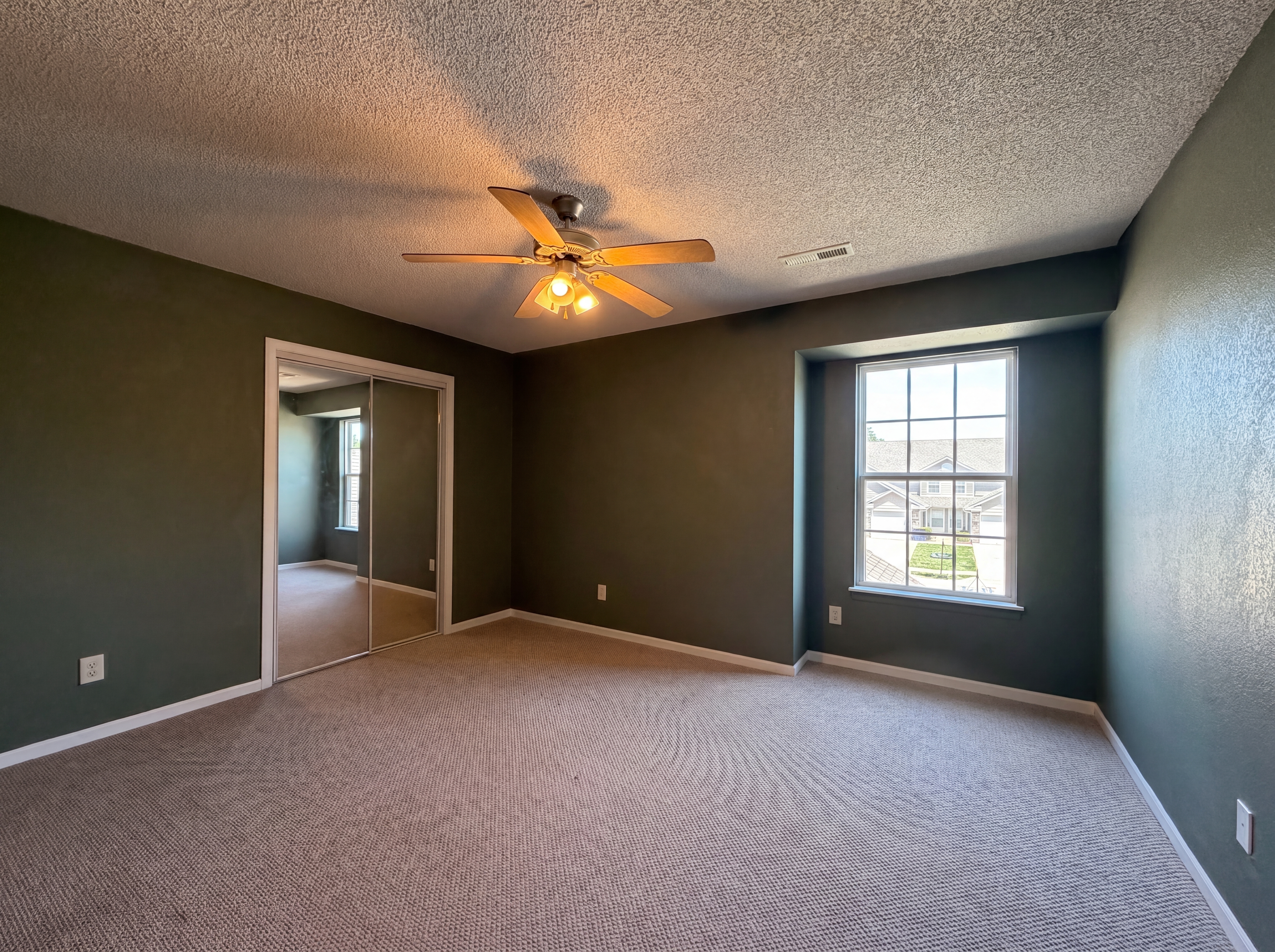 Photo 4 of 18 of 10559 E 46th Ter, Kansas City, MO