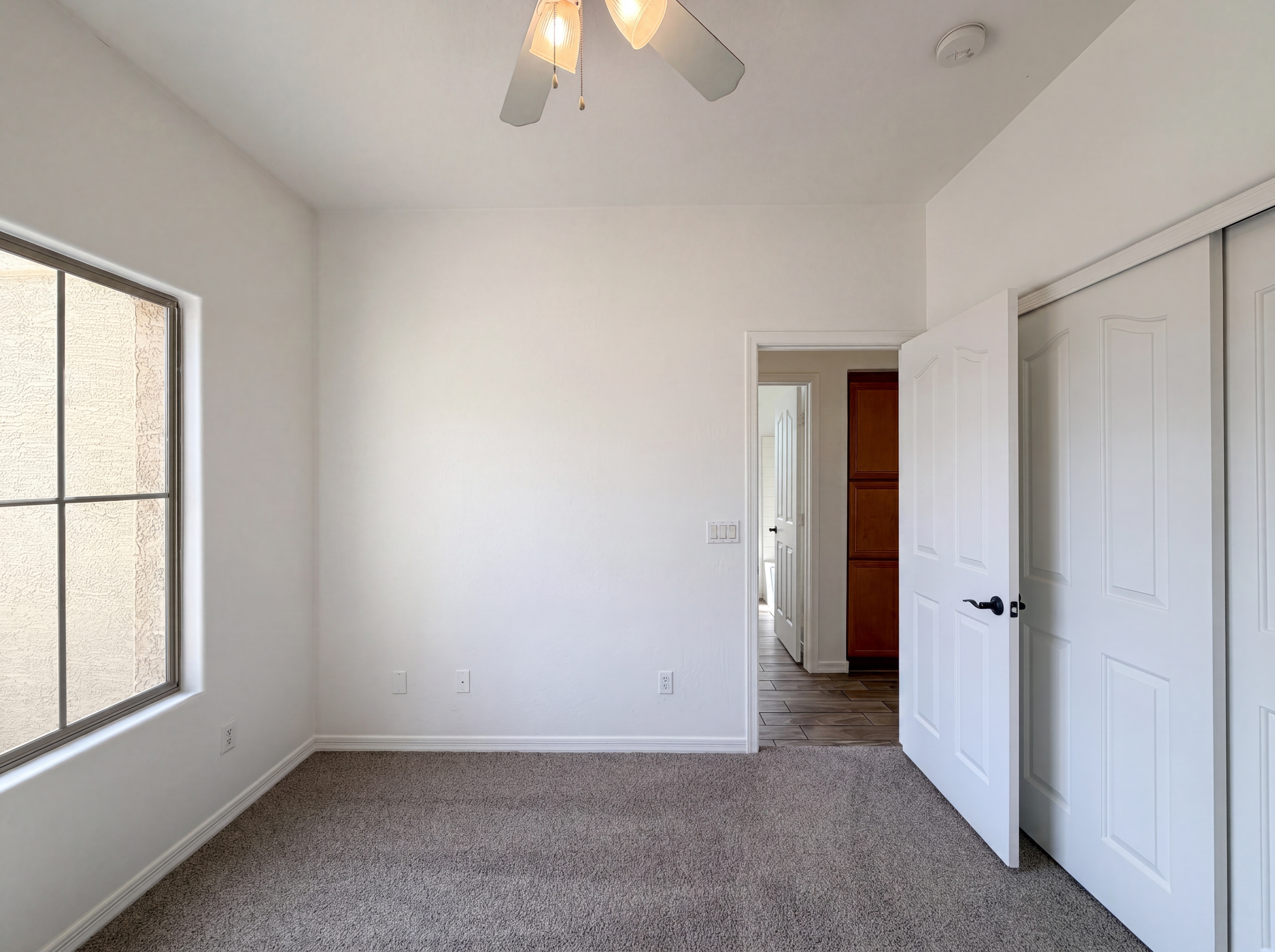 Photo 10 of 22 of 606 W Beautiful Ln, Phoenix, AZ