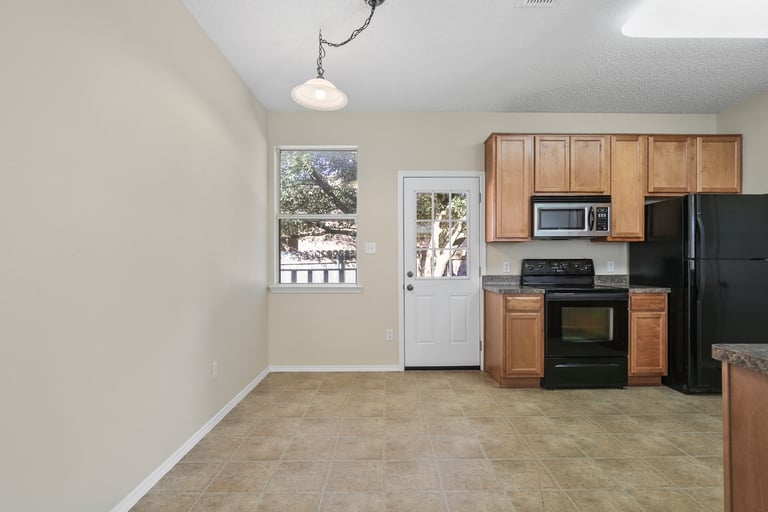 Photo 10 of 25 - 6337 Downeast Dr, Fort Worth, TX 76179