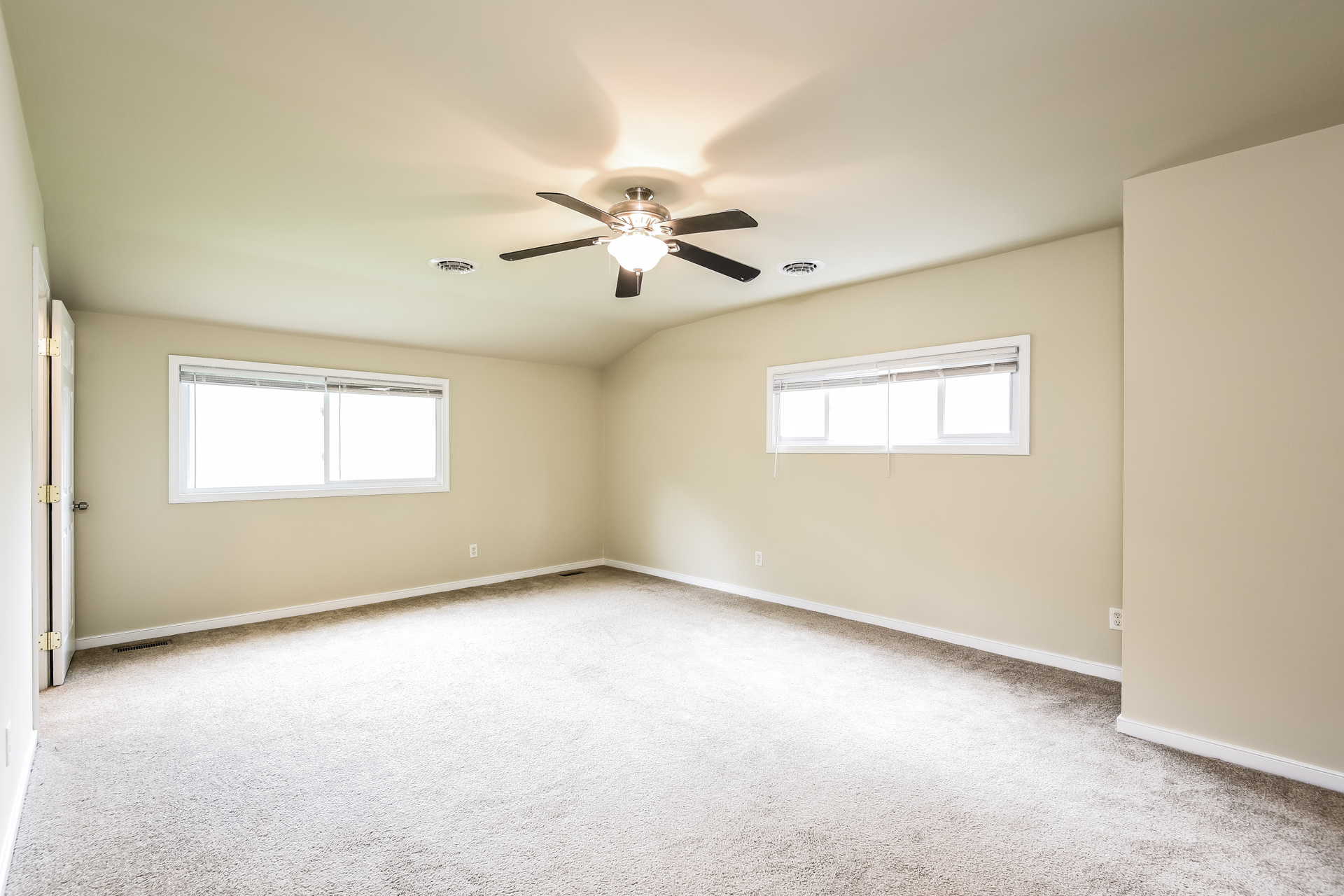 Photo 17 of 22 of 9304 Farmington Dr, Henrico, VA