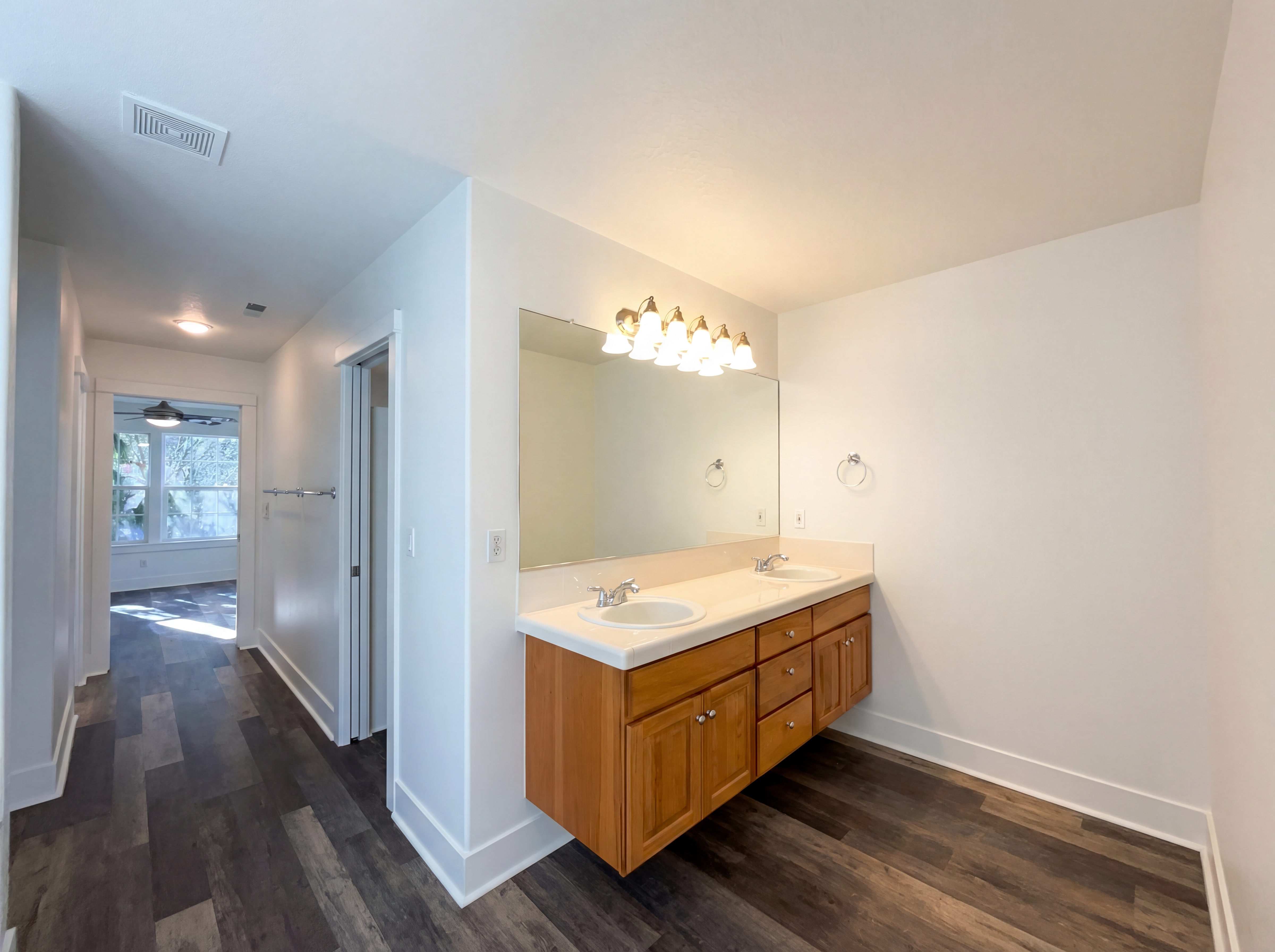 Photo 21 of 35 of 10989 SW Oneida St, Tualatin, OR