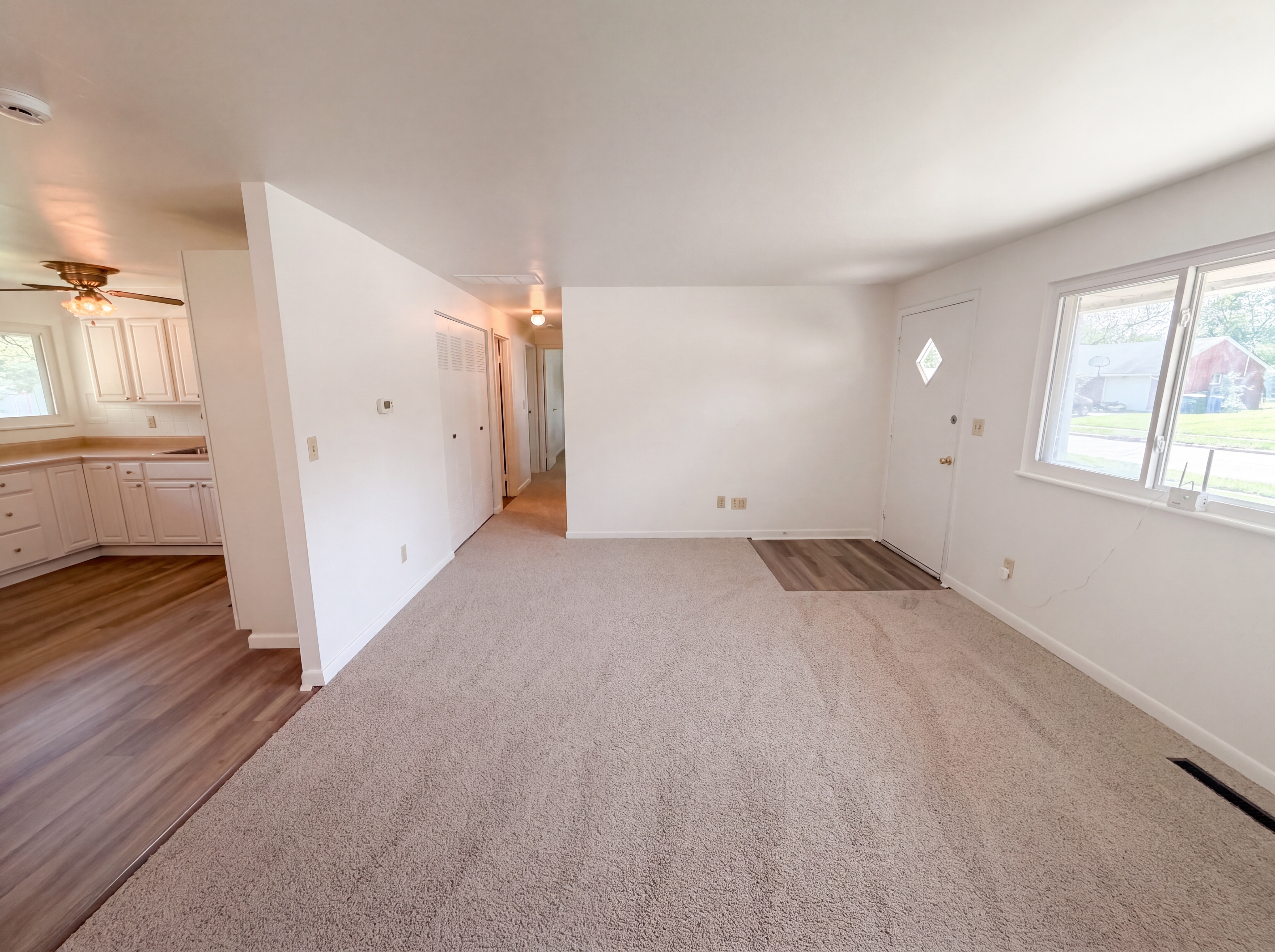 Photo 3 of 19 of 924 Miriam Dr W, Columbus, OH