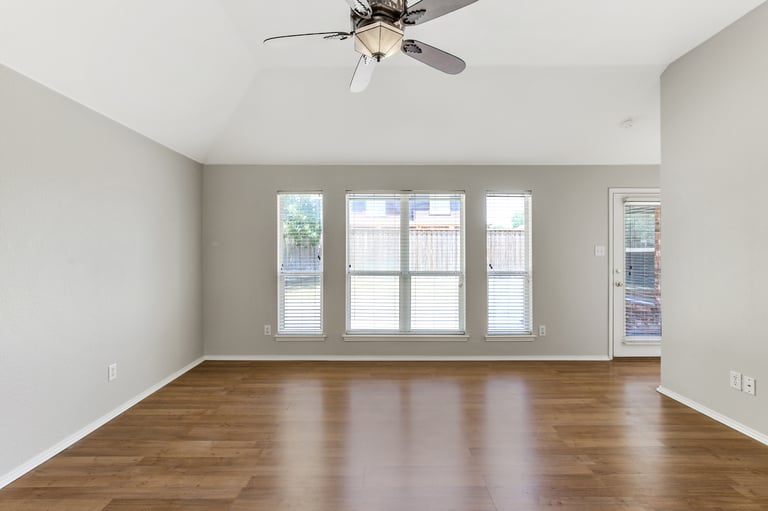 Photo 9 of 25 - 305 Millford Rd, Roanoke, TX 76262