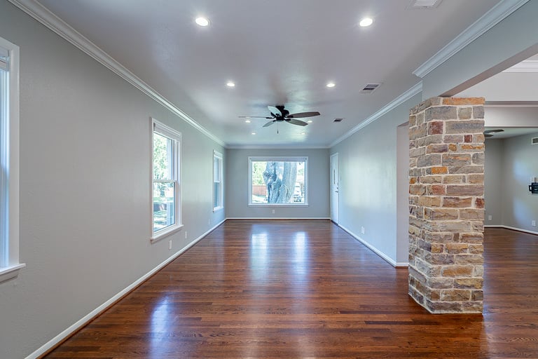 Photo 5 of 29 - 10183 Baronne Cir, Dallas, TX 75218