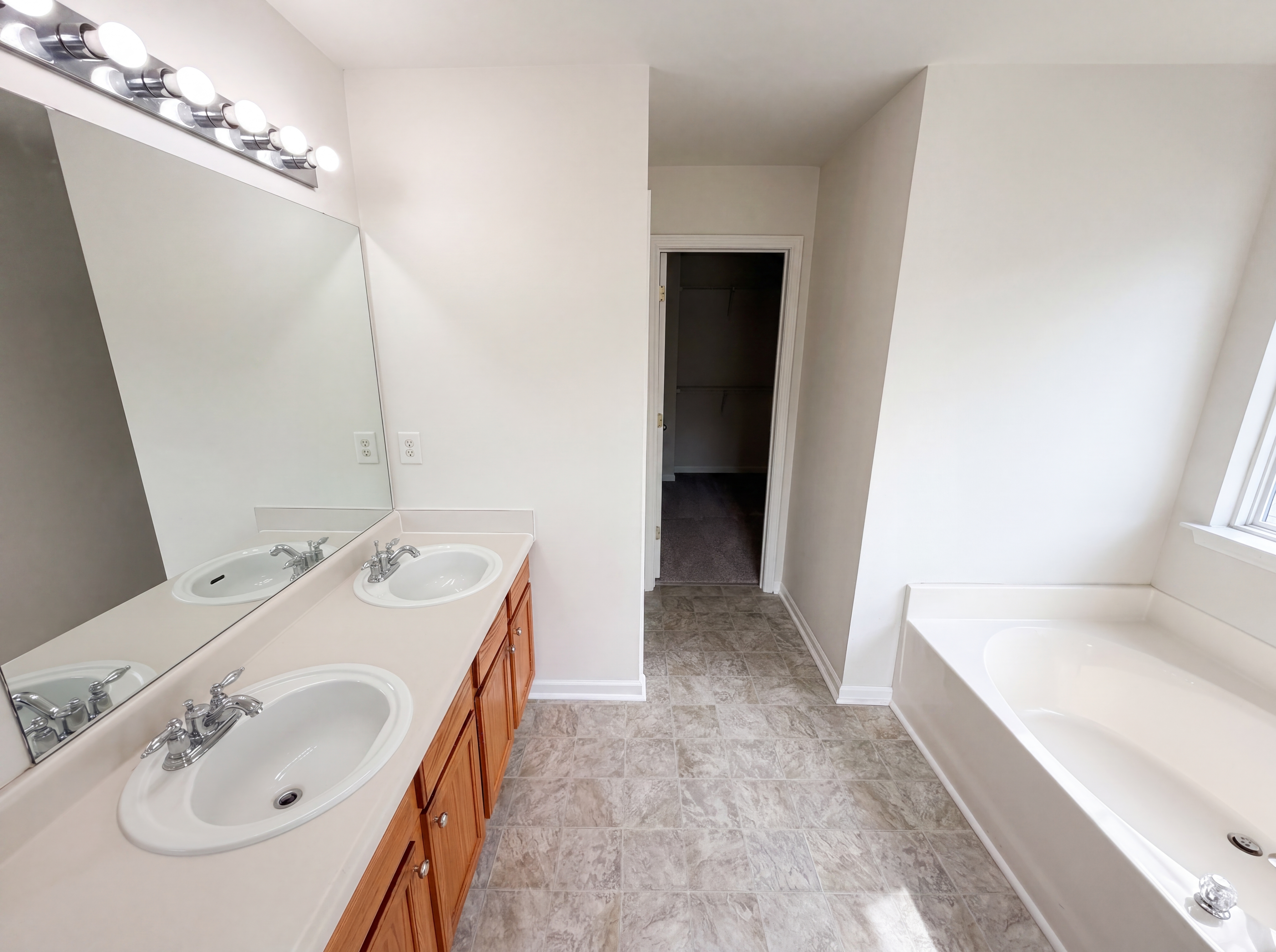 Photo 14 of 21 of 6126 Hickory Lane Dr, Union City, GA