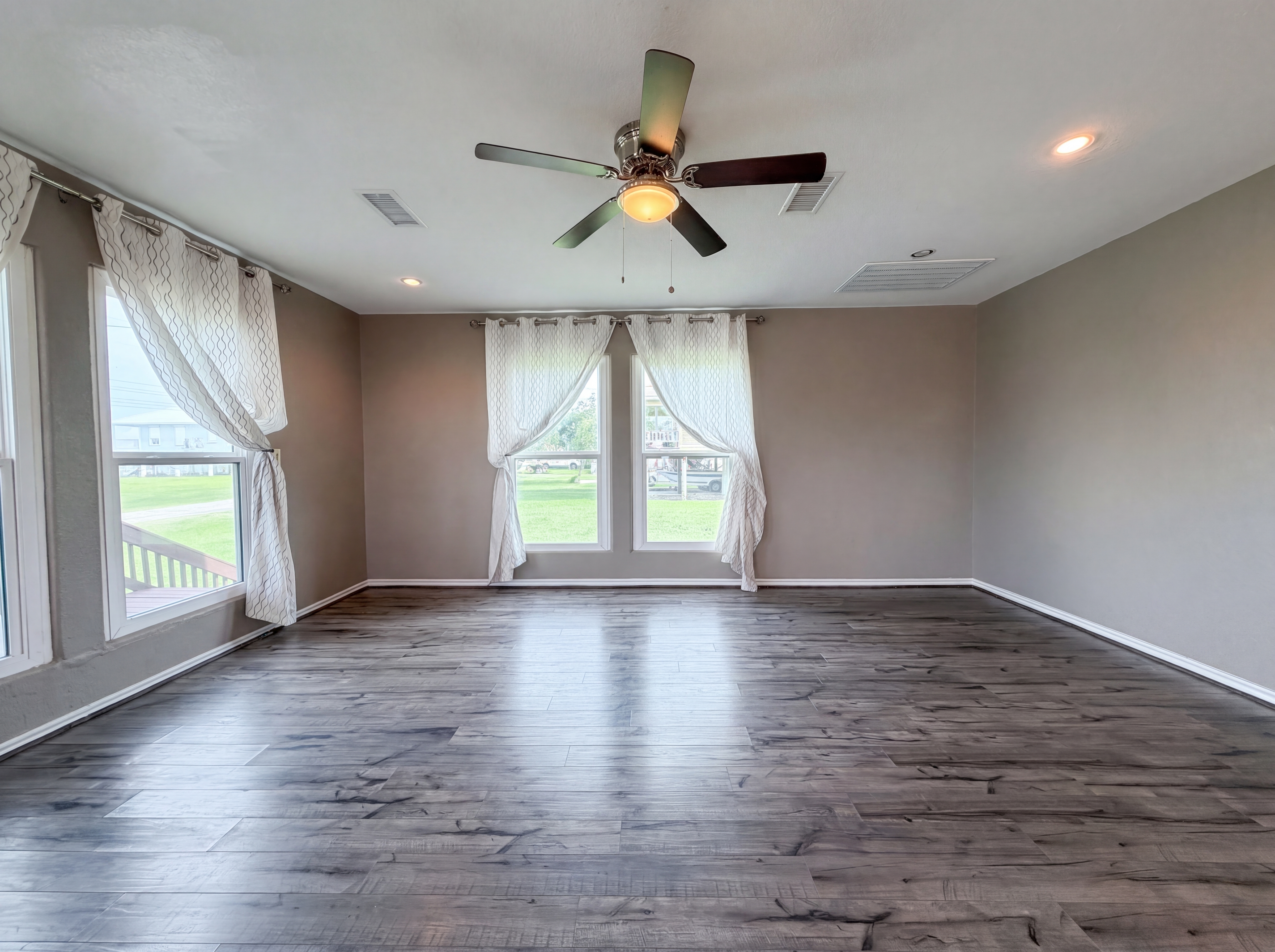Photo 8 of 19 of 552 Marshall Johnson Ave S, Port Lavaca, TX