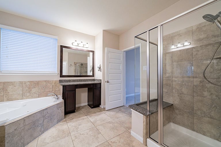 Photo 8 of 34 - 2208 Hannah Creek Ct, Houston, TX 77089
