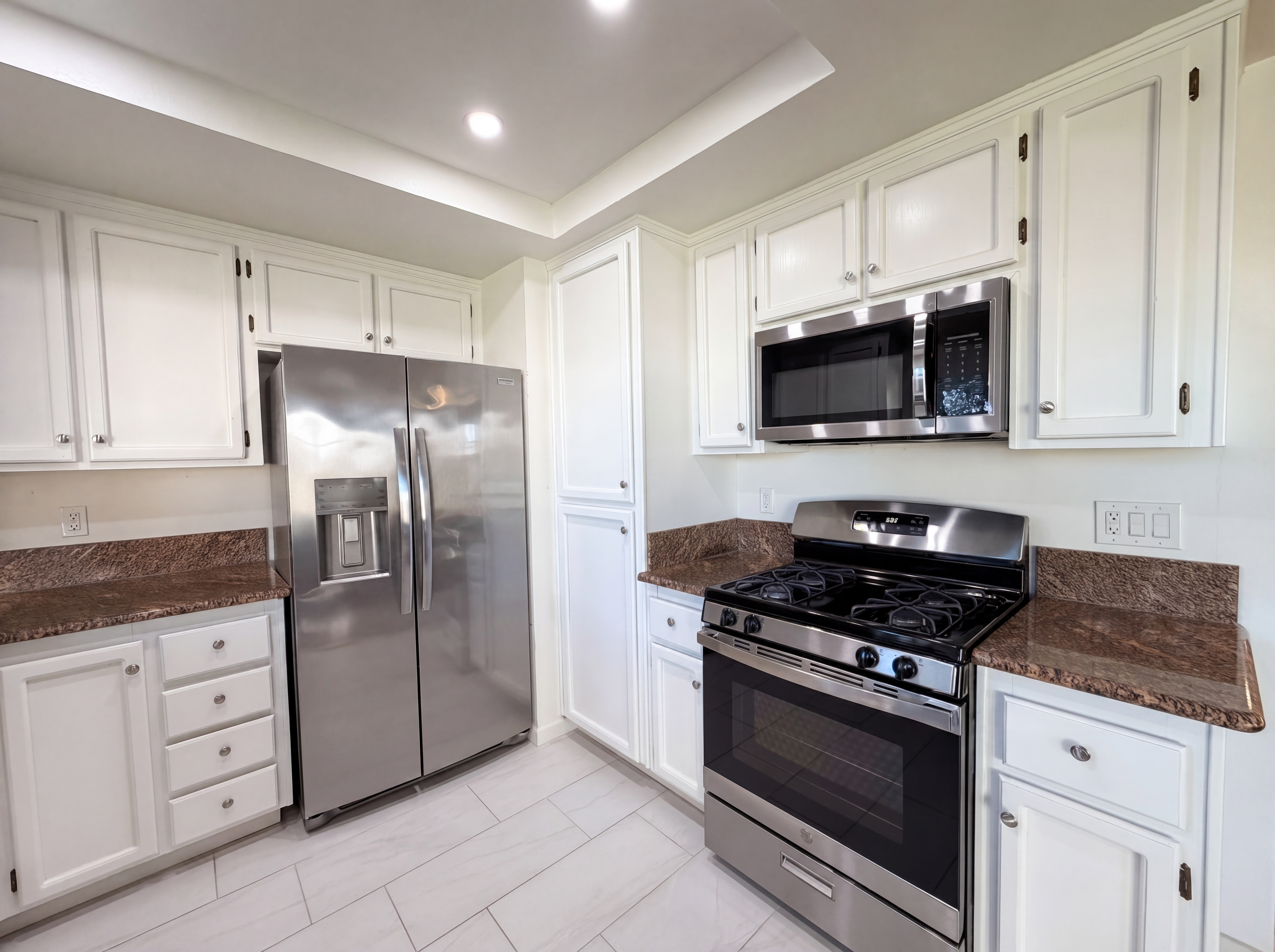Photo 8 of 24 of 9648 Elmira Cir, Sacramento, CA