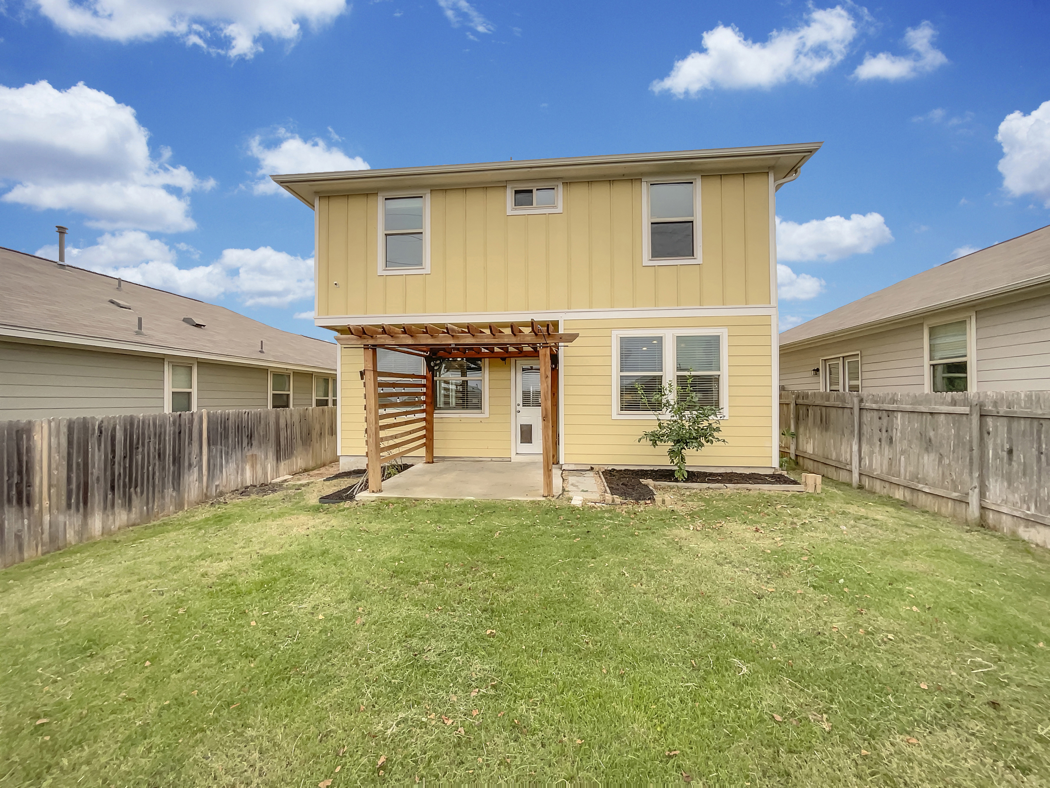 Photo 5 of 34 of 717 Twisted Oaks Ln, Buda, TX
