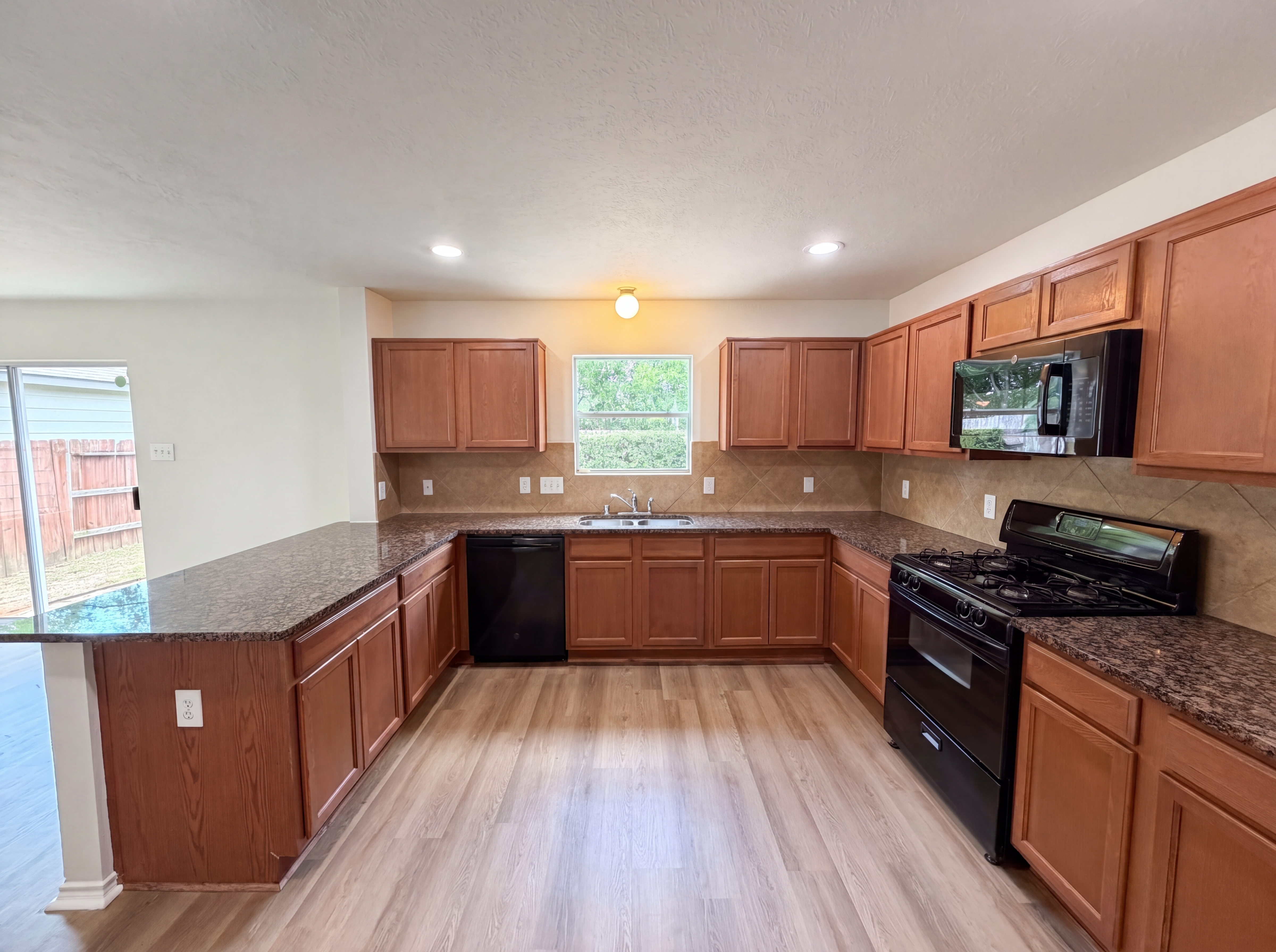Photo 11 of 25 of 939 Staffordale Manor Ln, Houston, TX