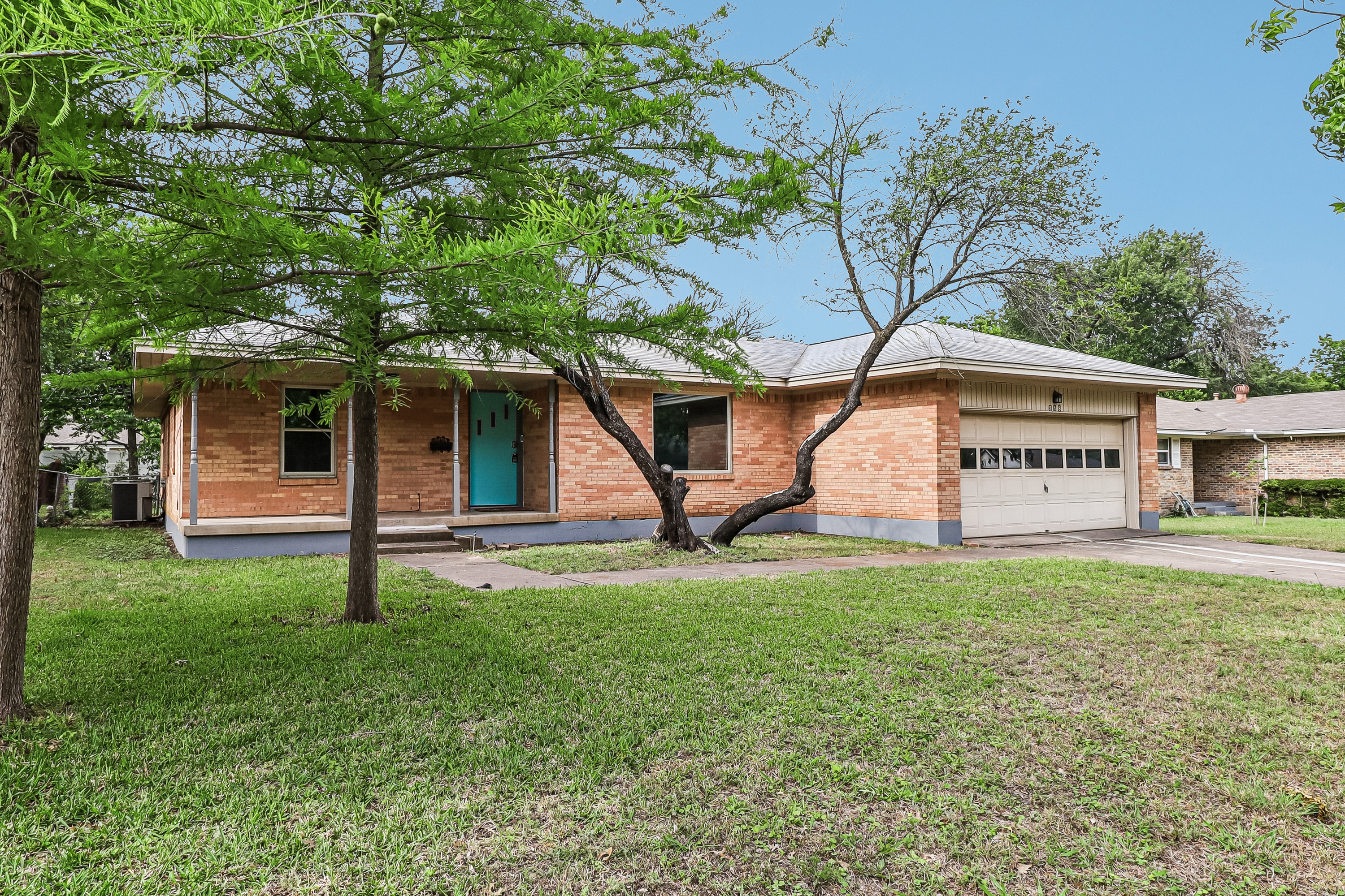 Photo 17 of 22 of 318 Harman St, Duncanville, TX
