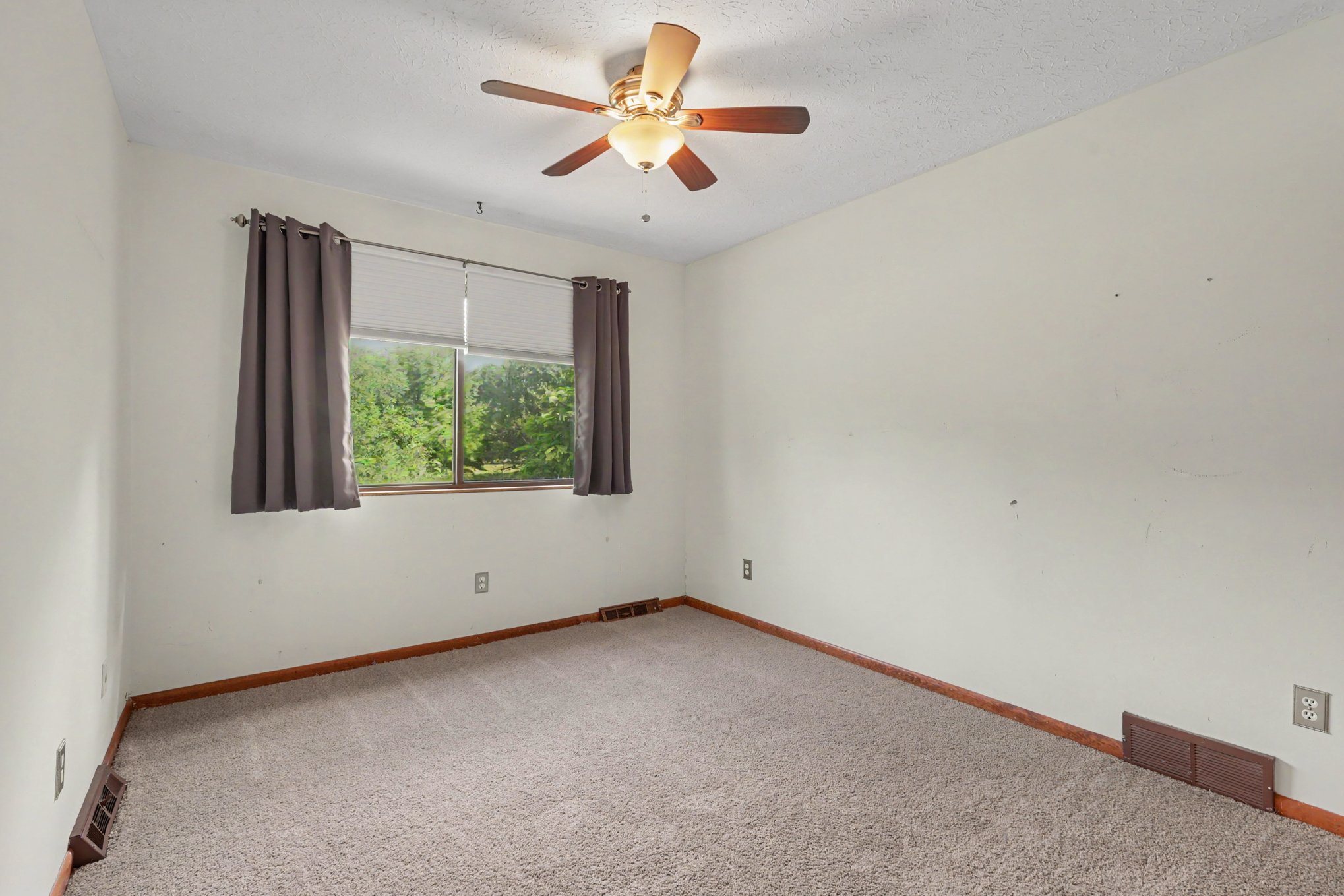 Photo 11 of 18 of 9875 Mentor Rd, Chardon, OH