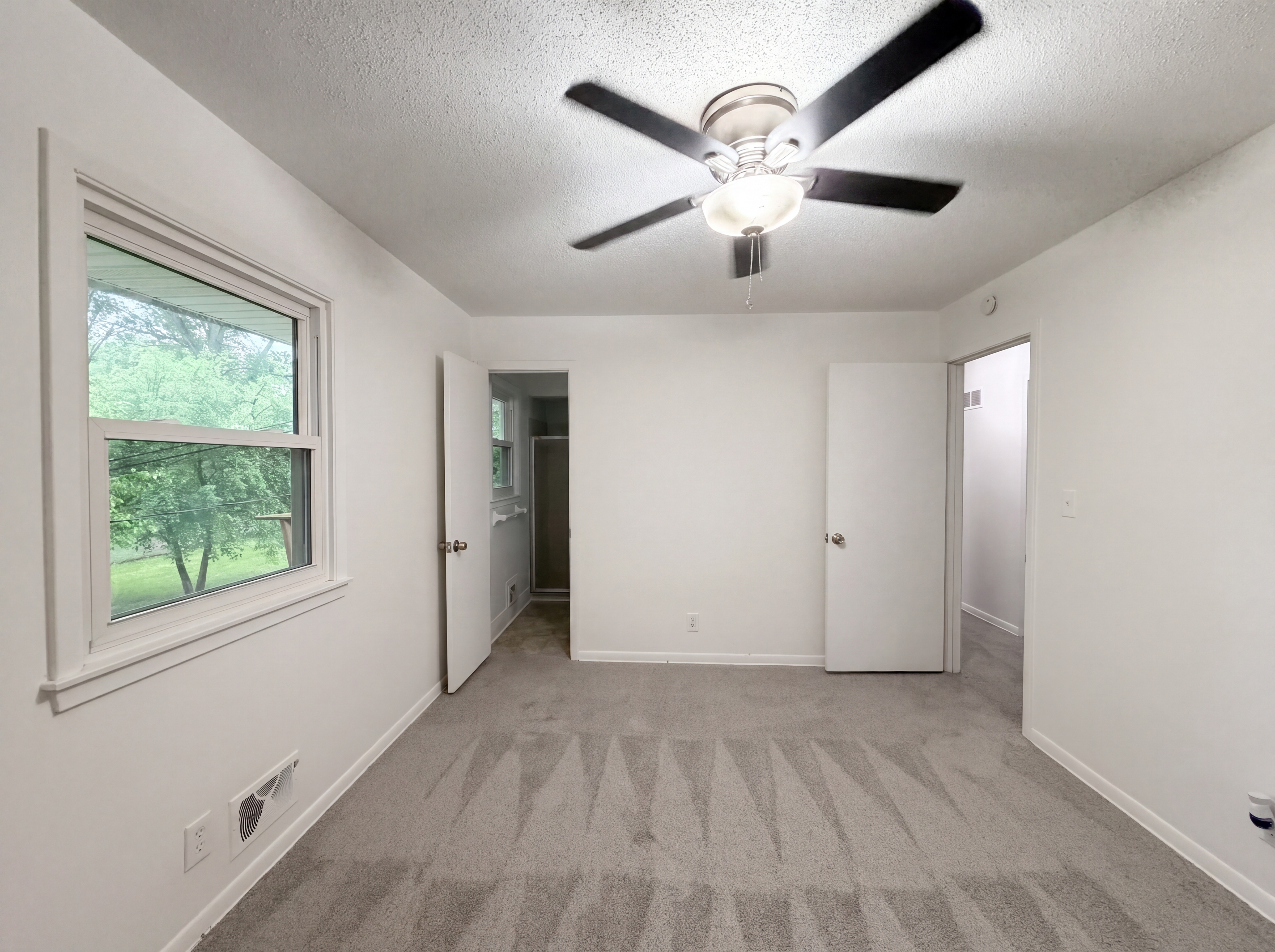 Photo 4 of 20 of 9401 E 84th Ter, Kansas City, MO