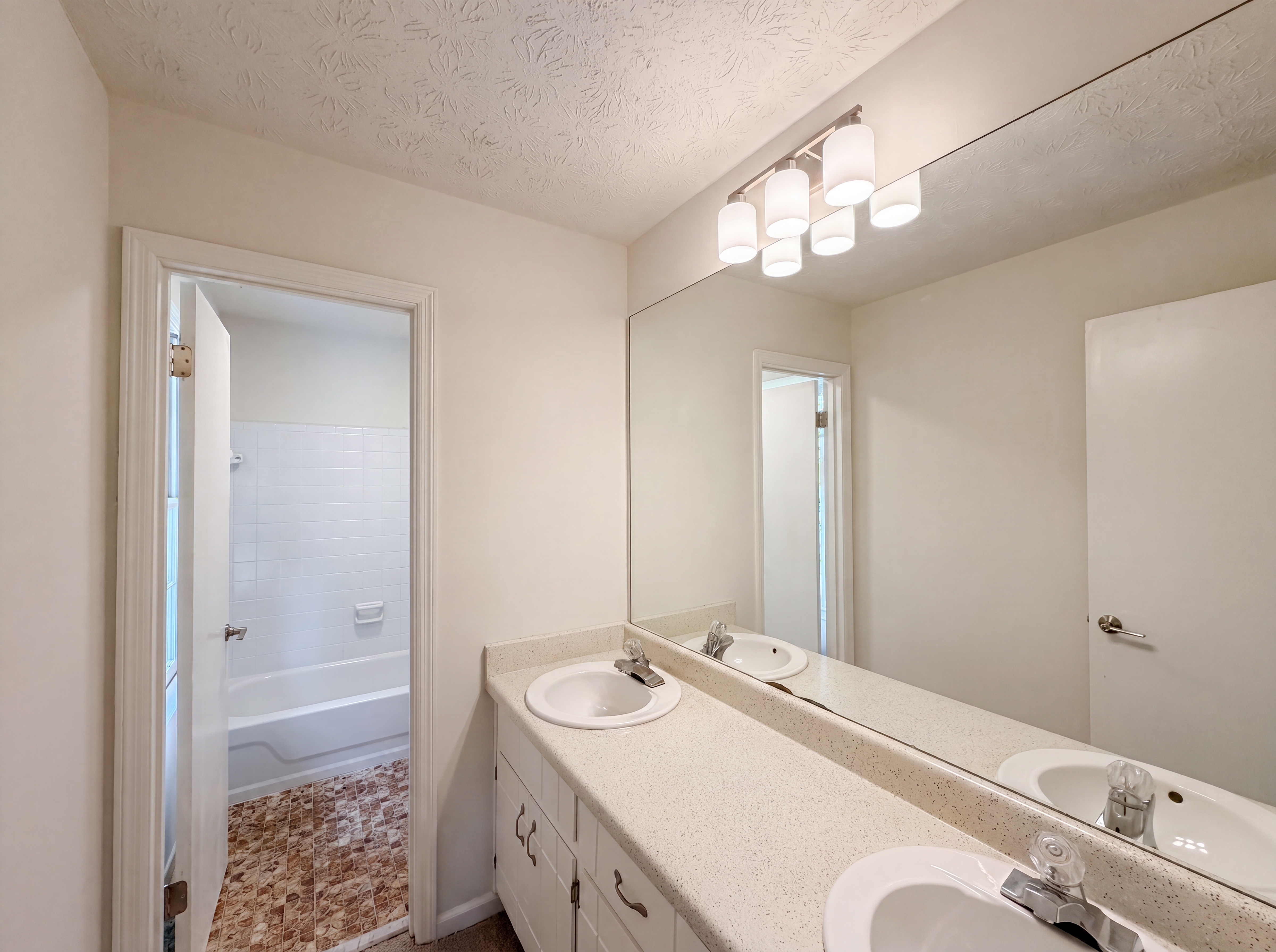 Photo 17 of 31 of 6486 Lynndale Ln, Morrow, GA