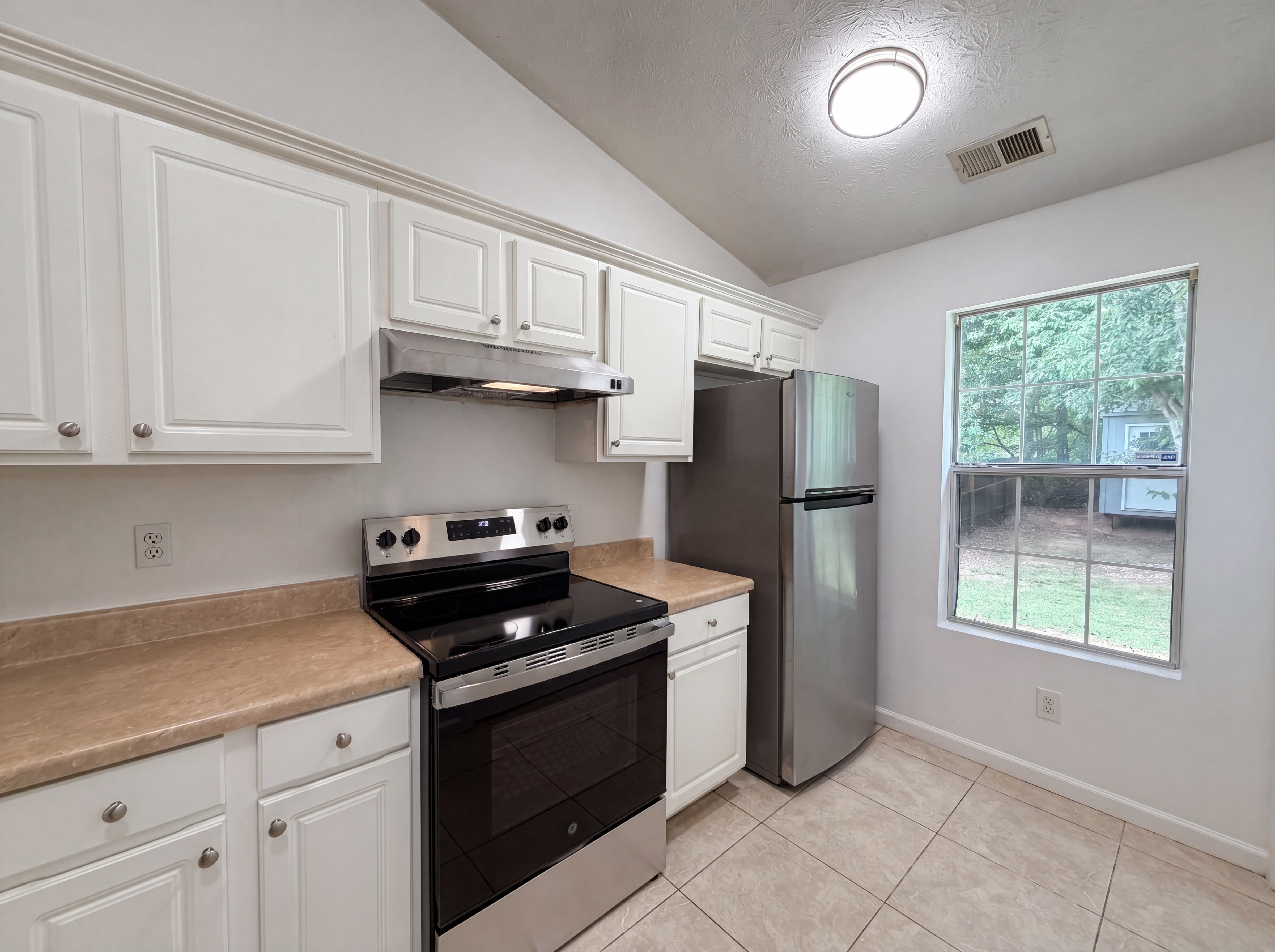 Photo 9 of 23 of 3353 Homeward Trl, Ellenwood, GA