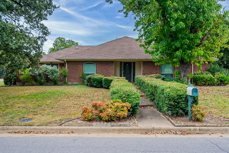 Photo 1 of 36 - 7924 Londonderry Dr, North Richland Hills, TX 76182