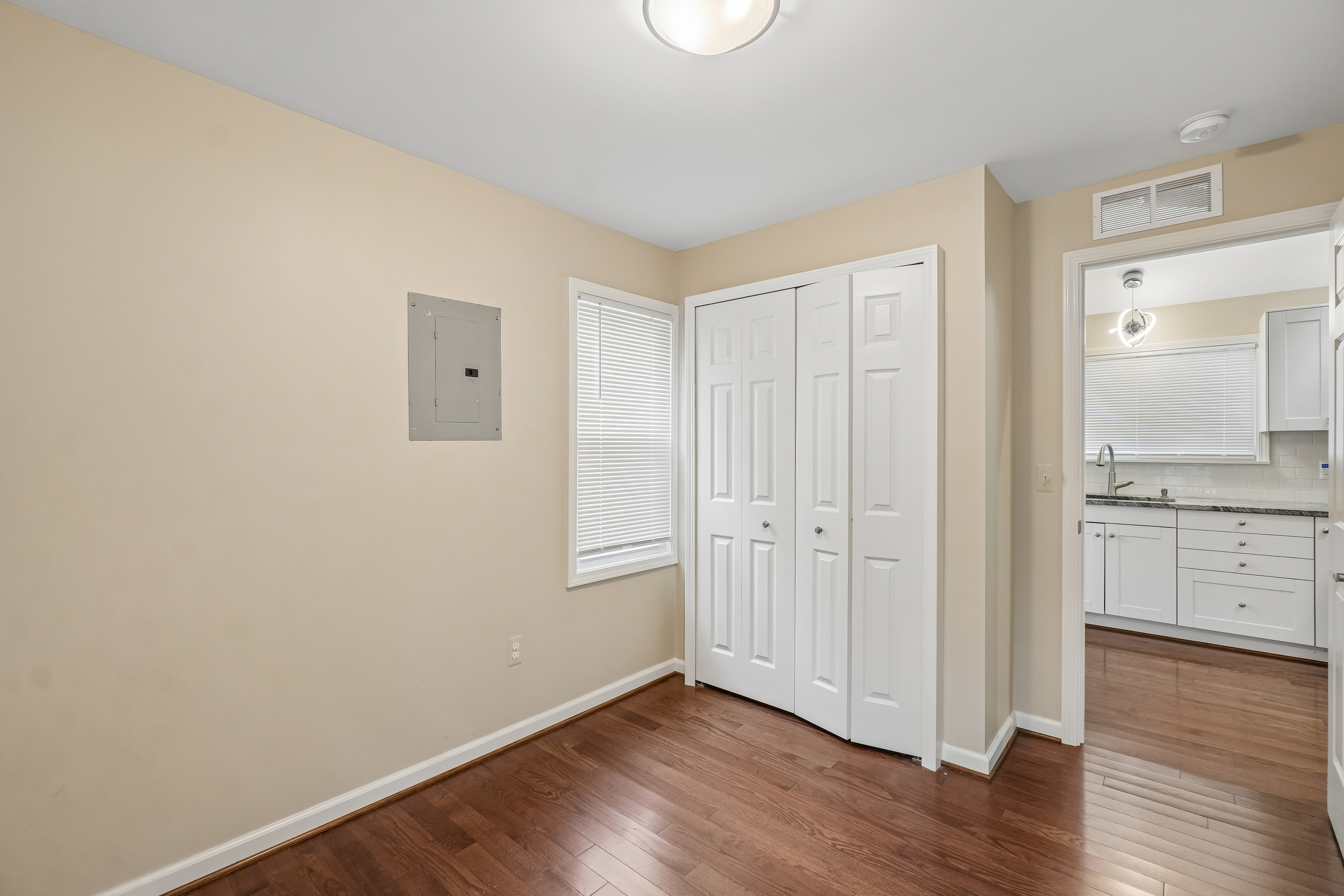 Photo 26 of 38 of 20919 Hollywood St, Harper Woods, MI