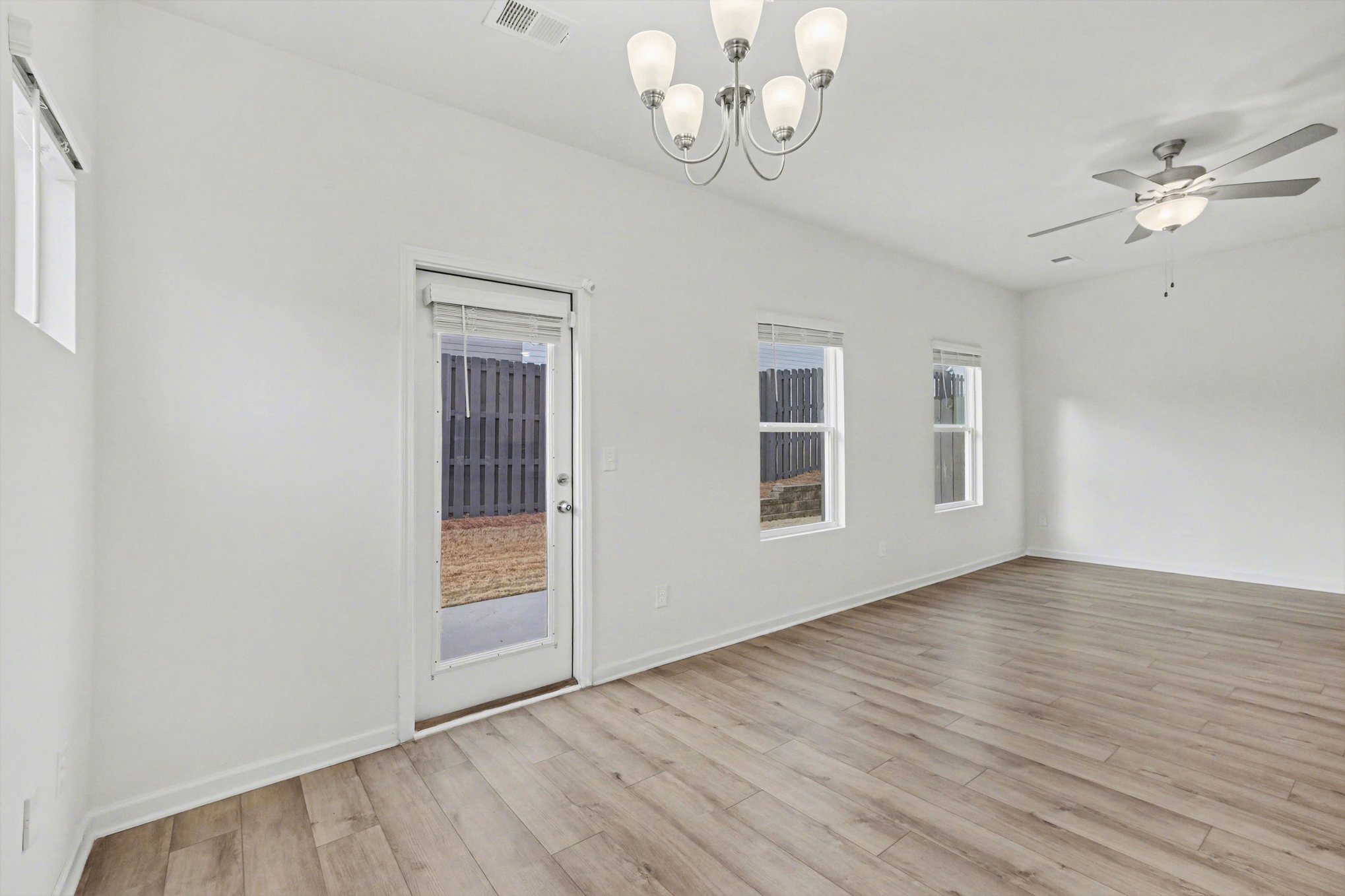 Photo 3 of 17 of 4574 Bishops Ln, Oakwood, GA