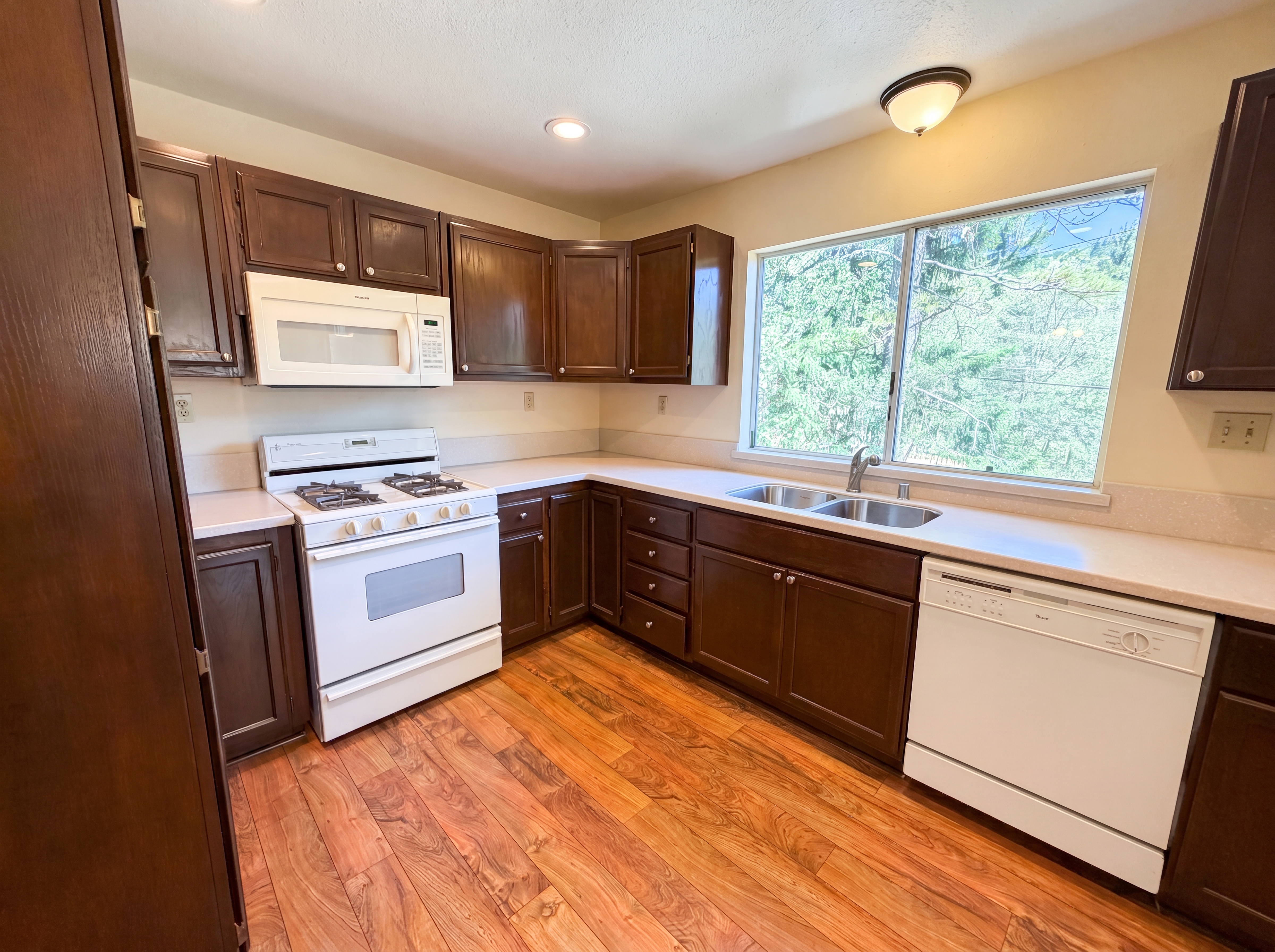 Photo 8 of 20 of 21778 Ridge Dr, Cedarpines Park, CA
