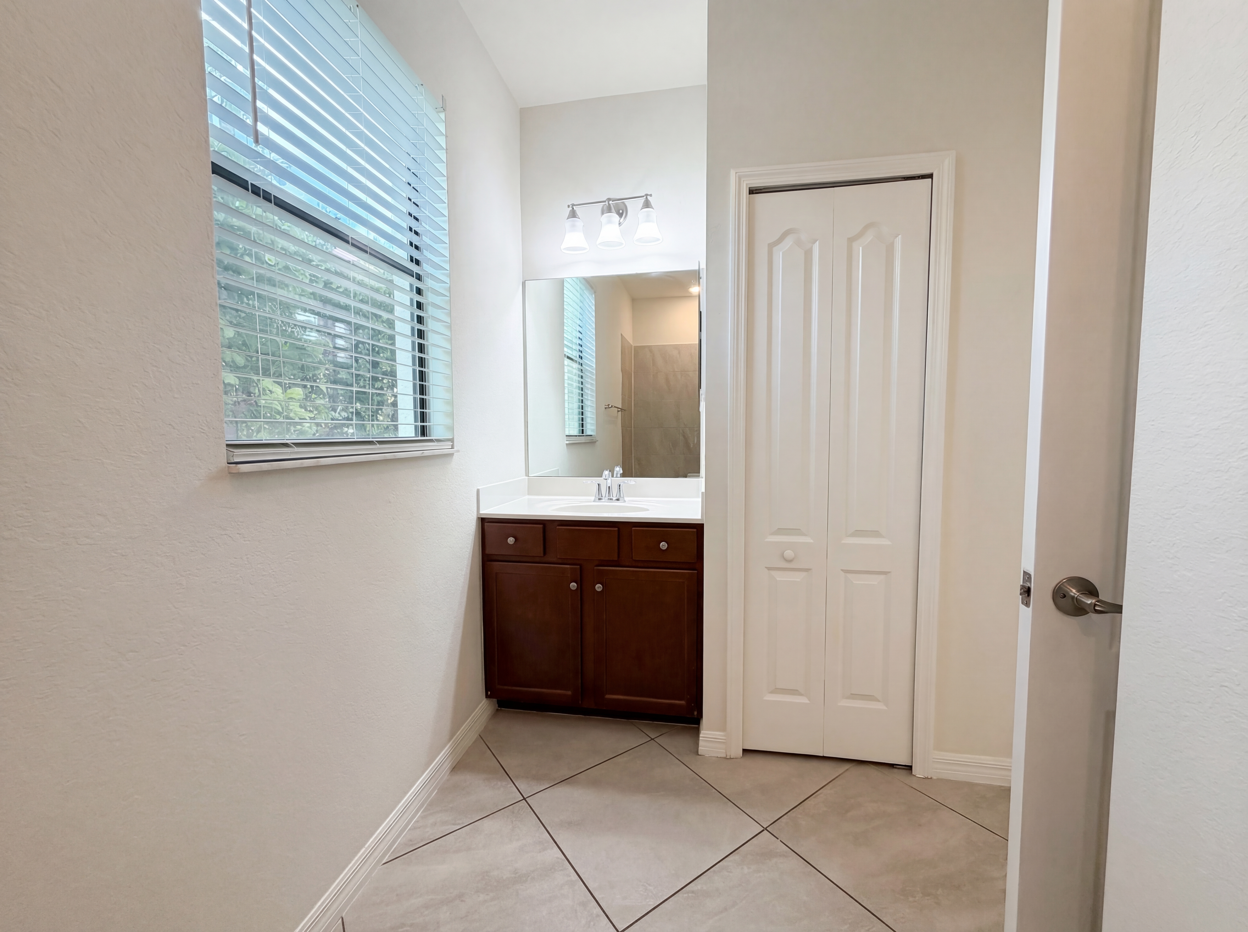 Photo 17 of 35 of 14102 Vindel Cir, Fort Myers, FL