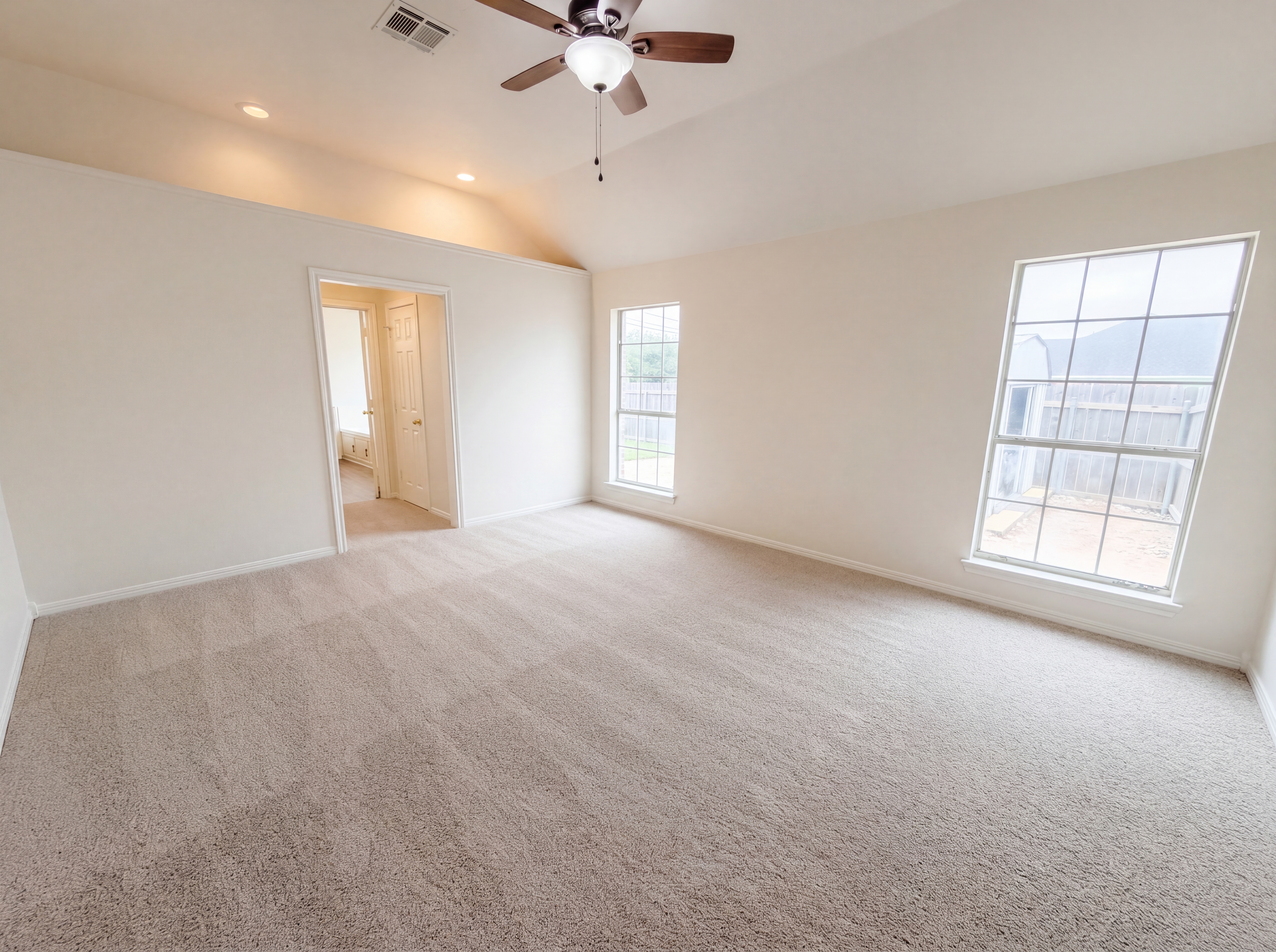 Photo 4 of 25 of 1226 Oakmanor Cir, Hewitt, TX