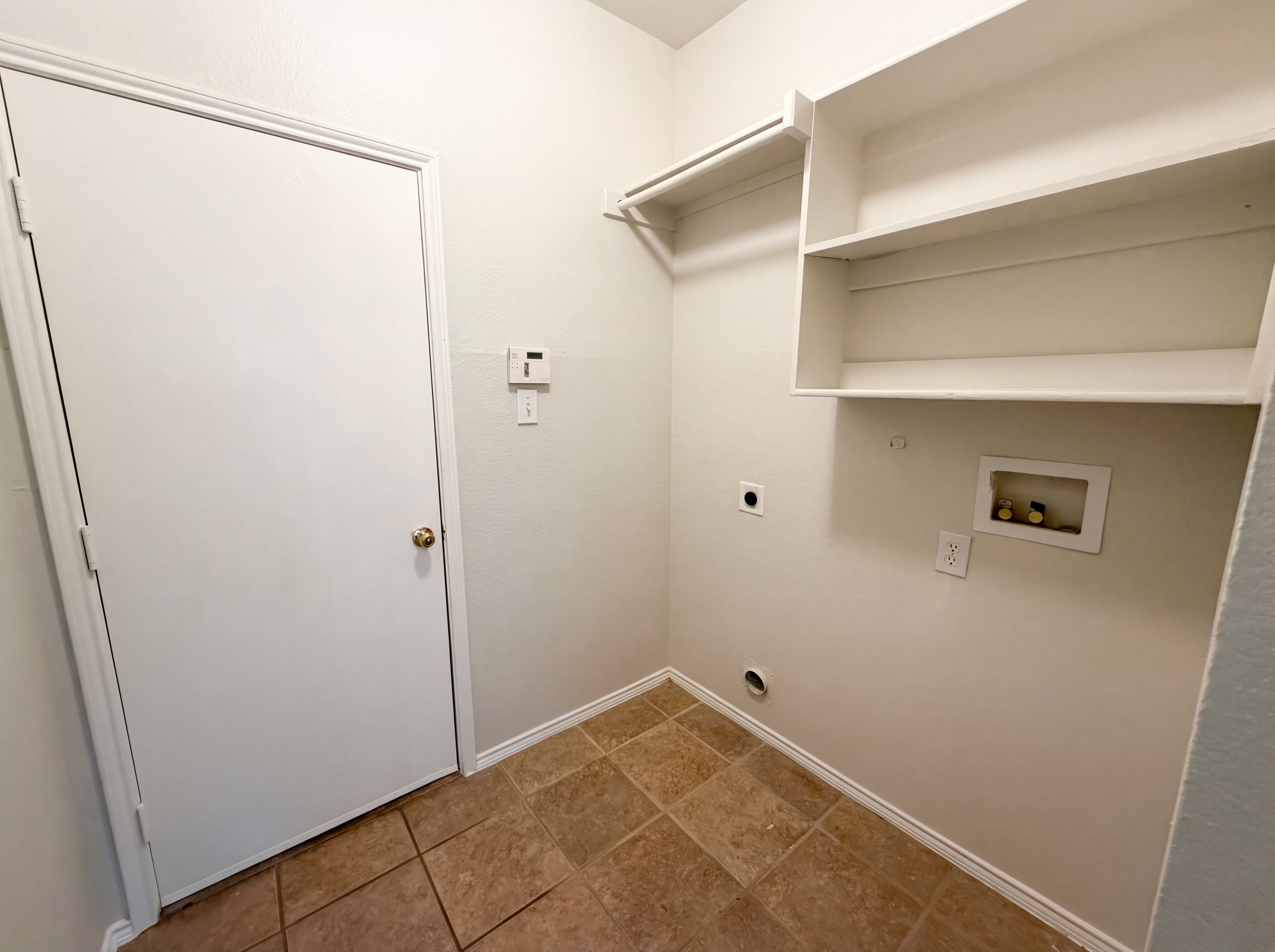 Photo 16 of 24 of 916 Matagorda Ln, Desoto, TX