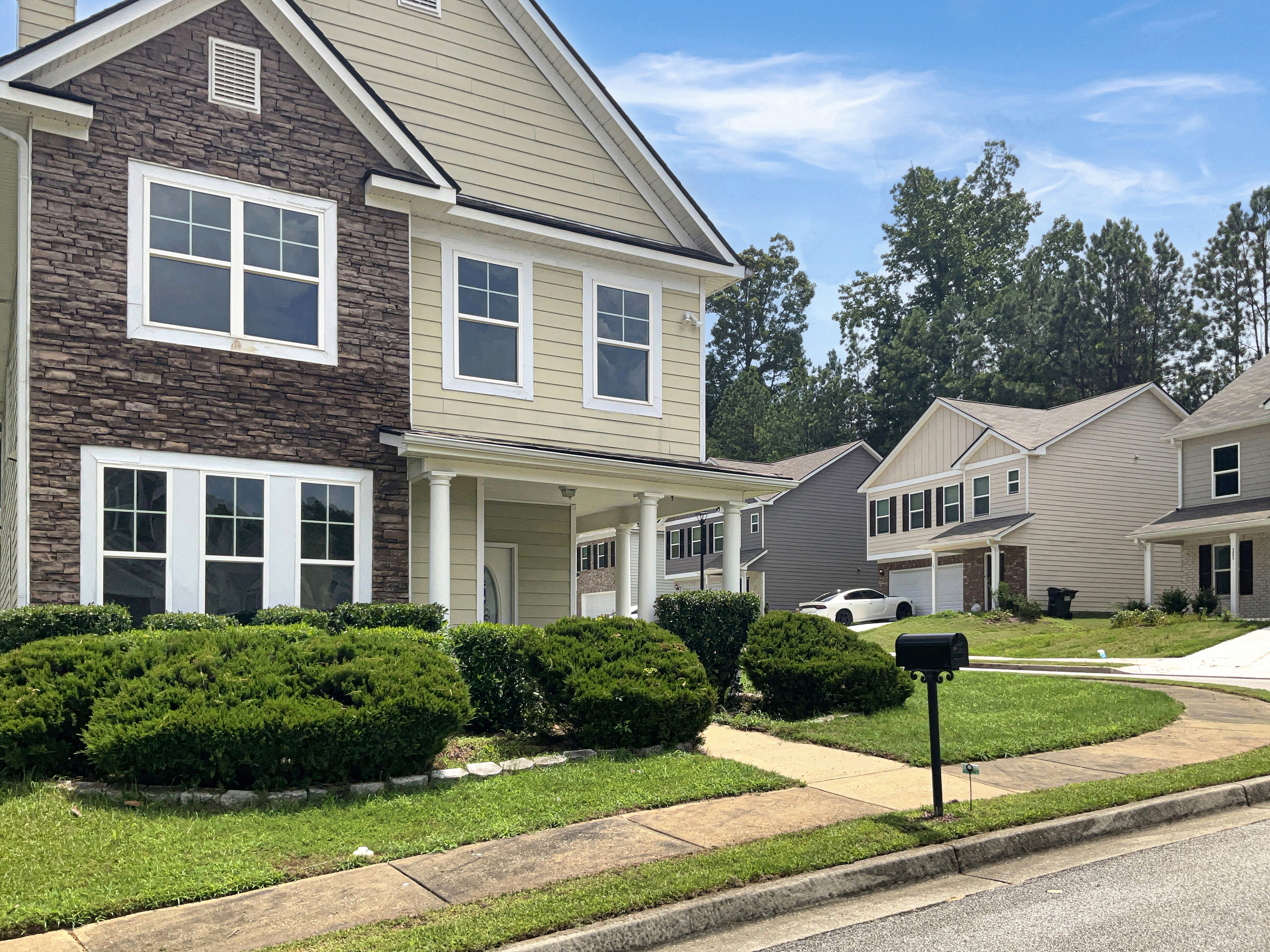 Photo 8 of 22 of 4890 Heritage Cir, Atlanta, GA