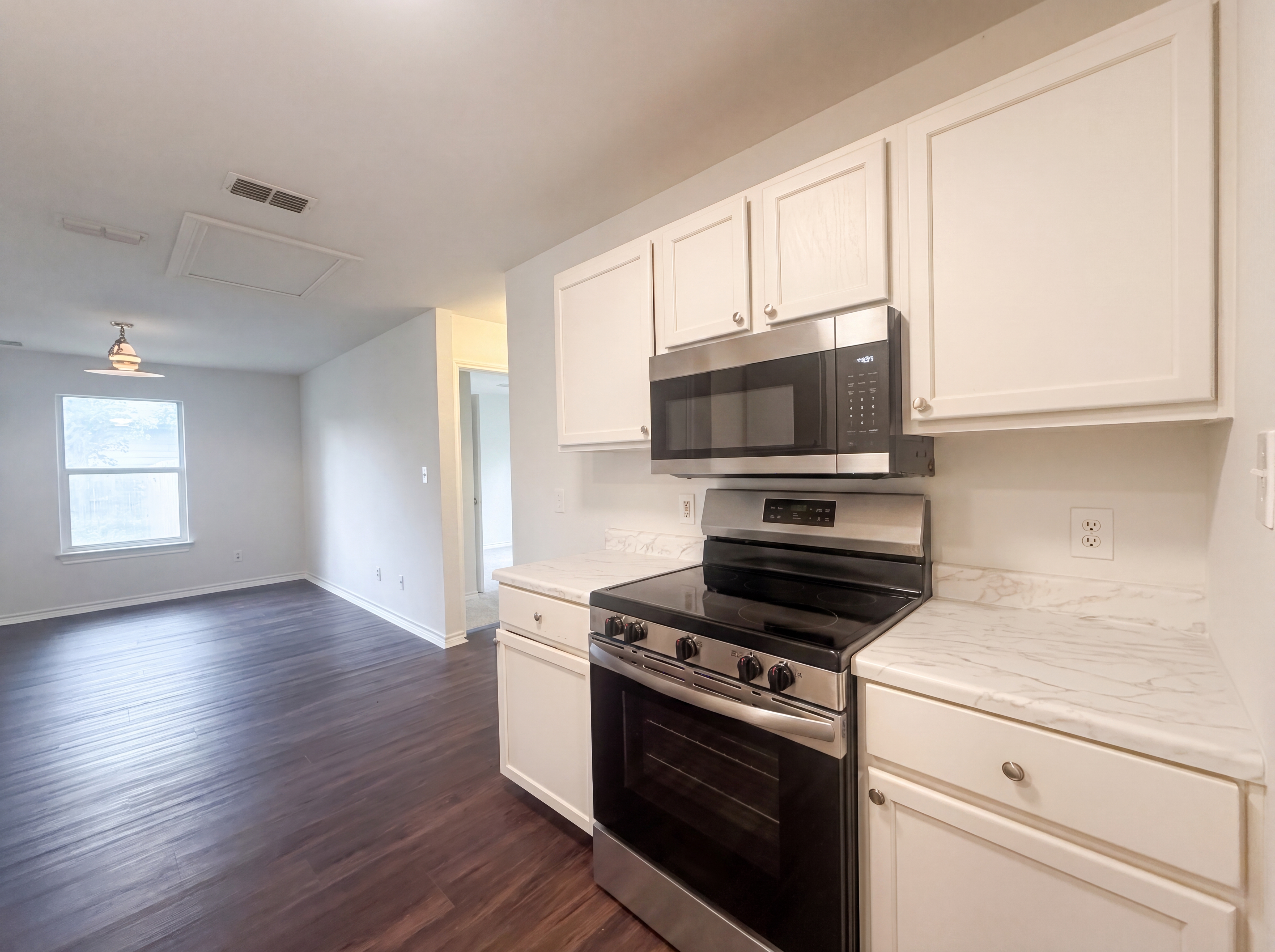 Photo 2 of 15 of 721 Roosevelt Dr, Seguin, TX