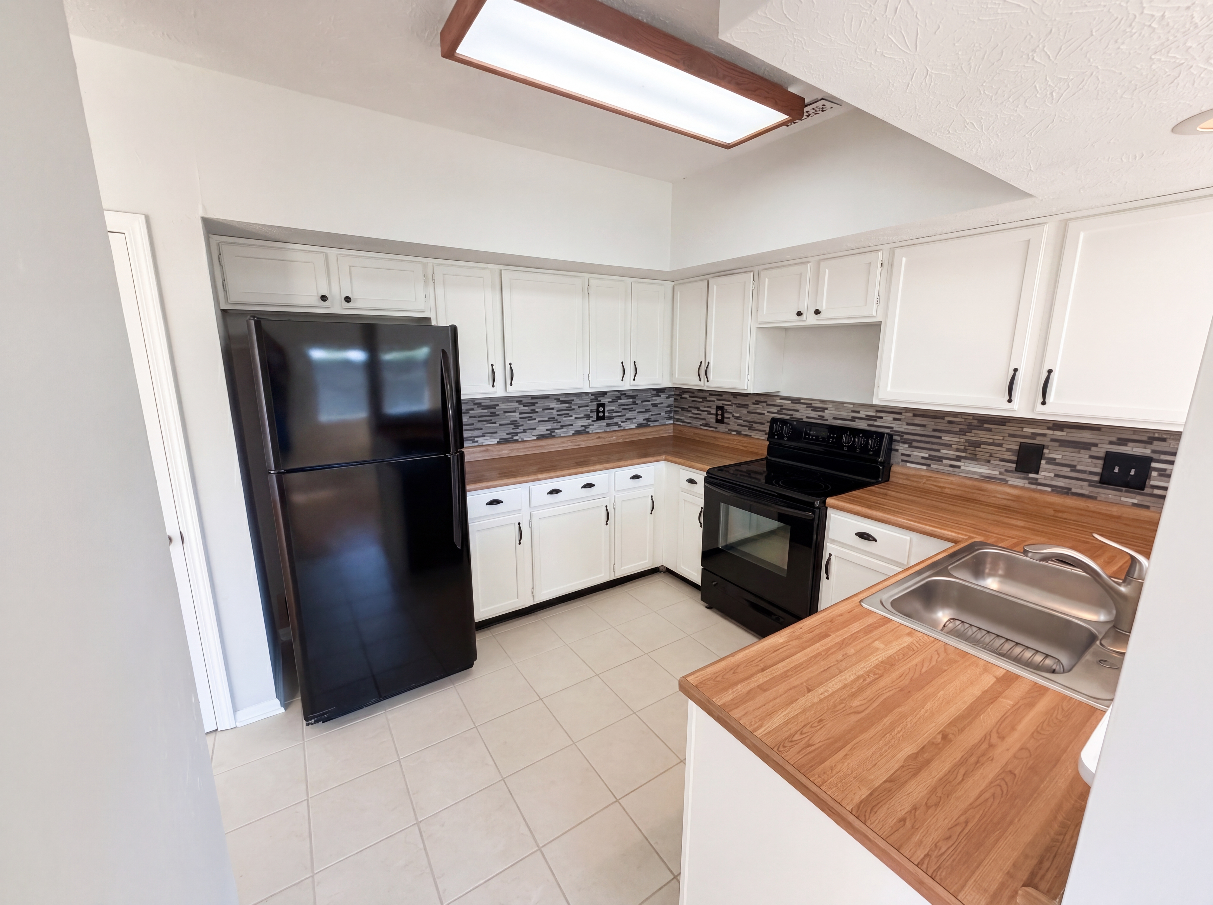 Photo 2 of 19 of 9463 Maple Way, Indianapolis, IN