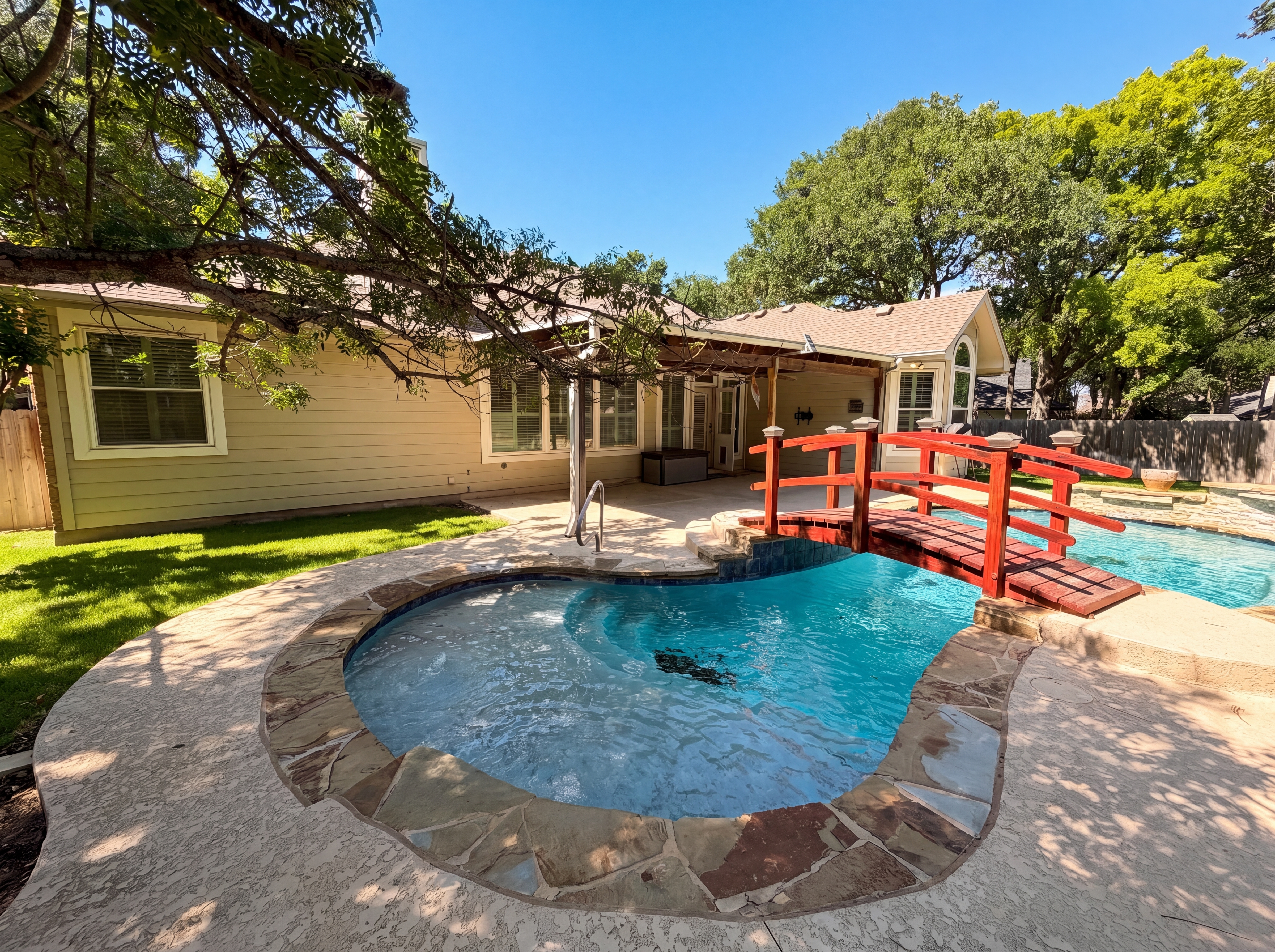 Photo 5 of 24 of 117 Brentwood Dr, Georgetown, TX