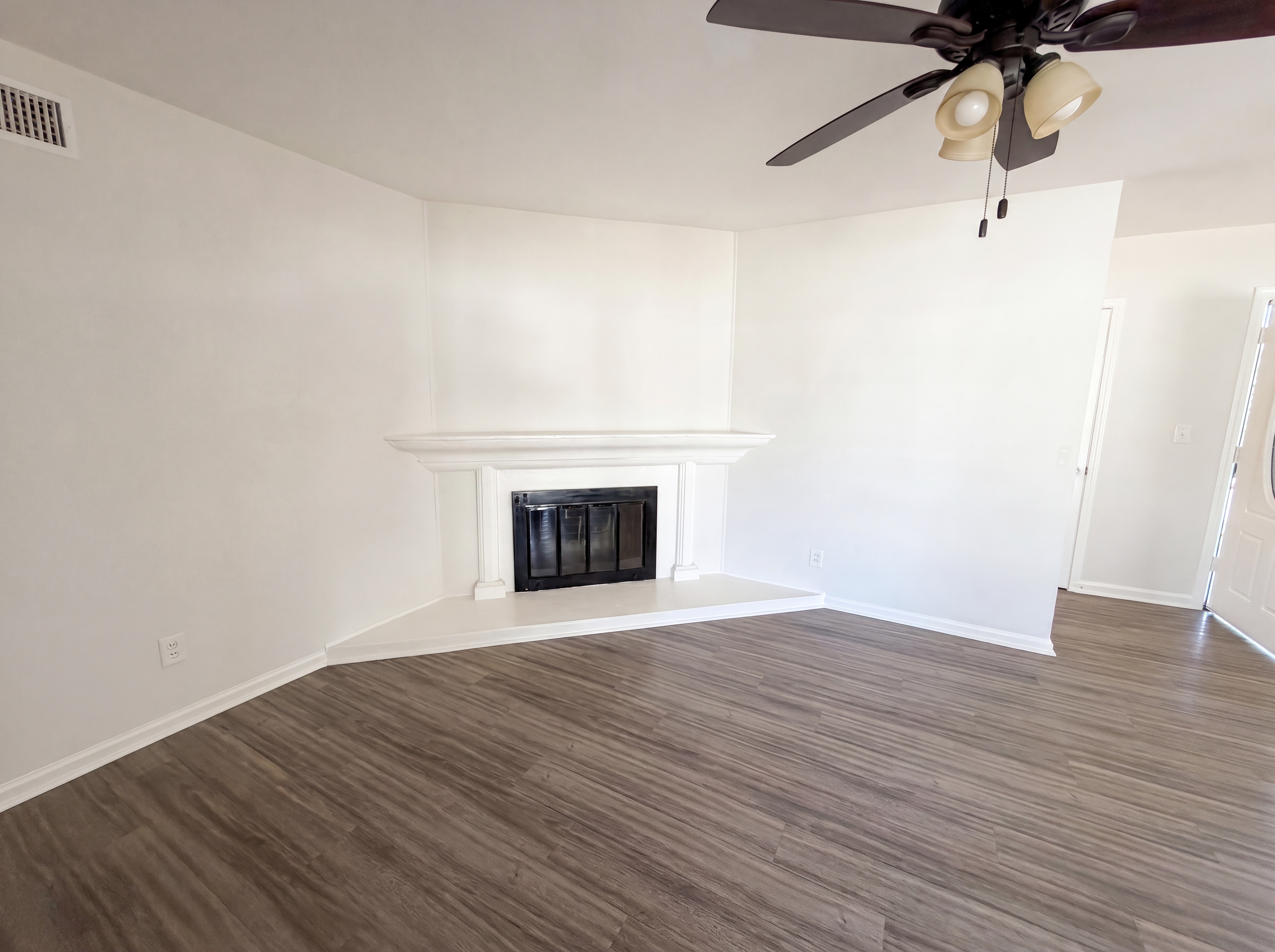Photo 3 of 17 of 322 E Mariposa Dr, Rialto, CA