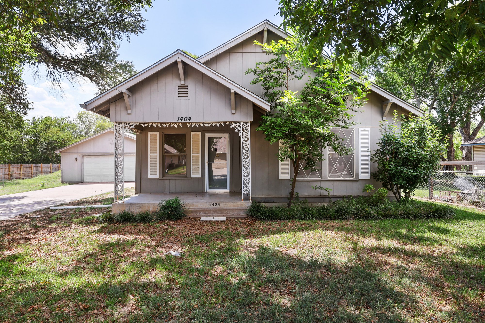Photo 1 of 30 - 1404 Stanwood Ave, Cleburne, TX 76033