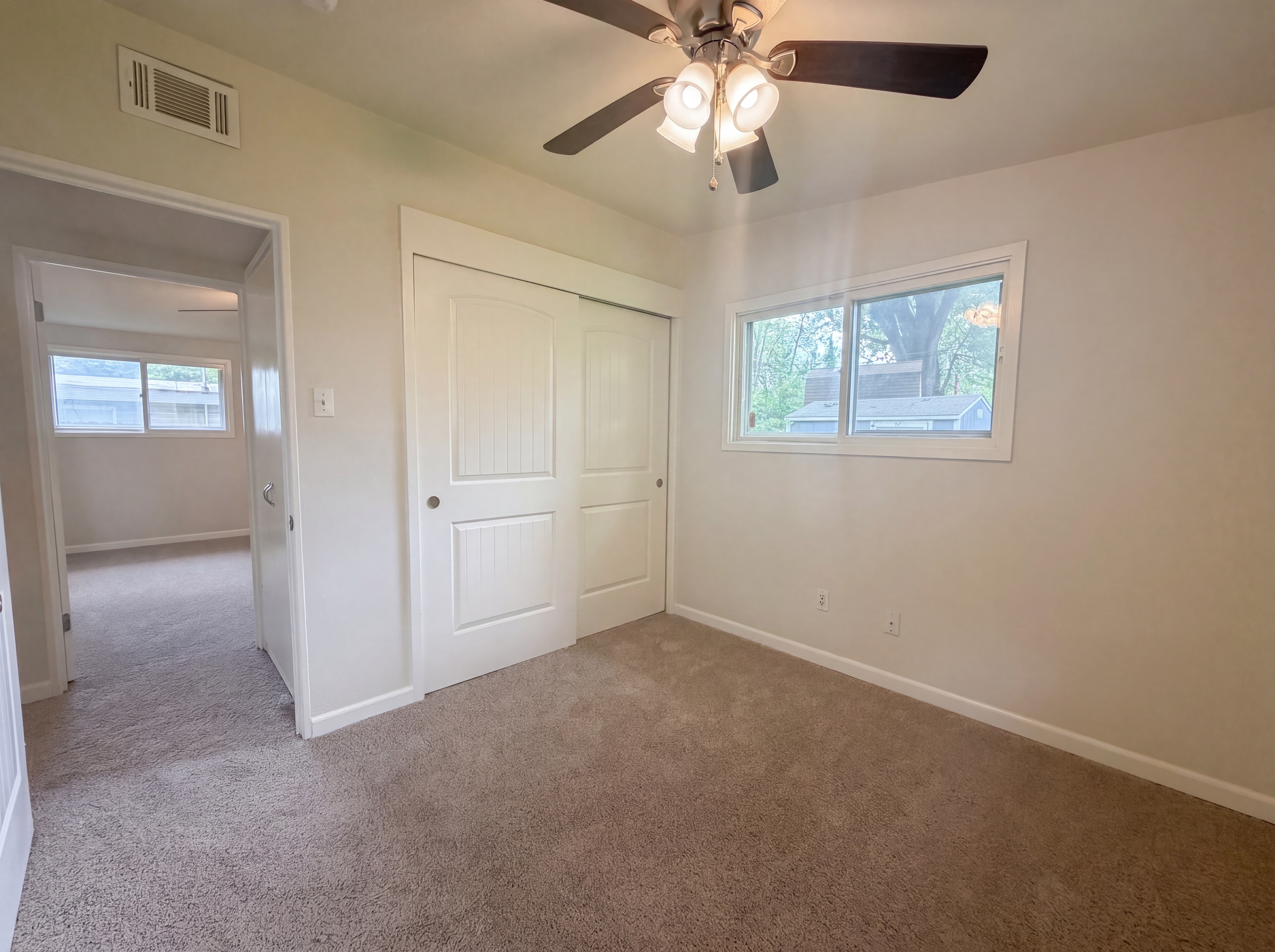 Photo 9 of 15 of 1015 Robinwood Dr, Florissant, MO
