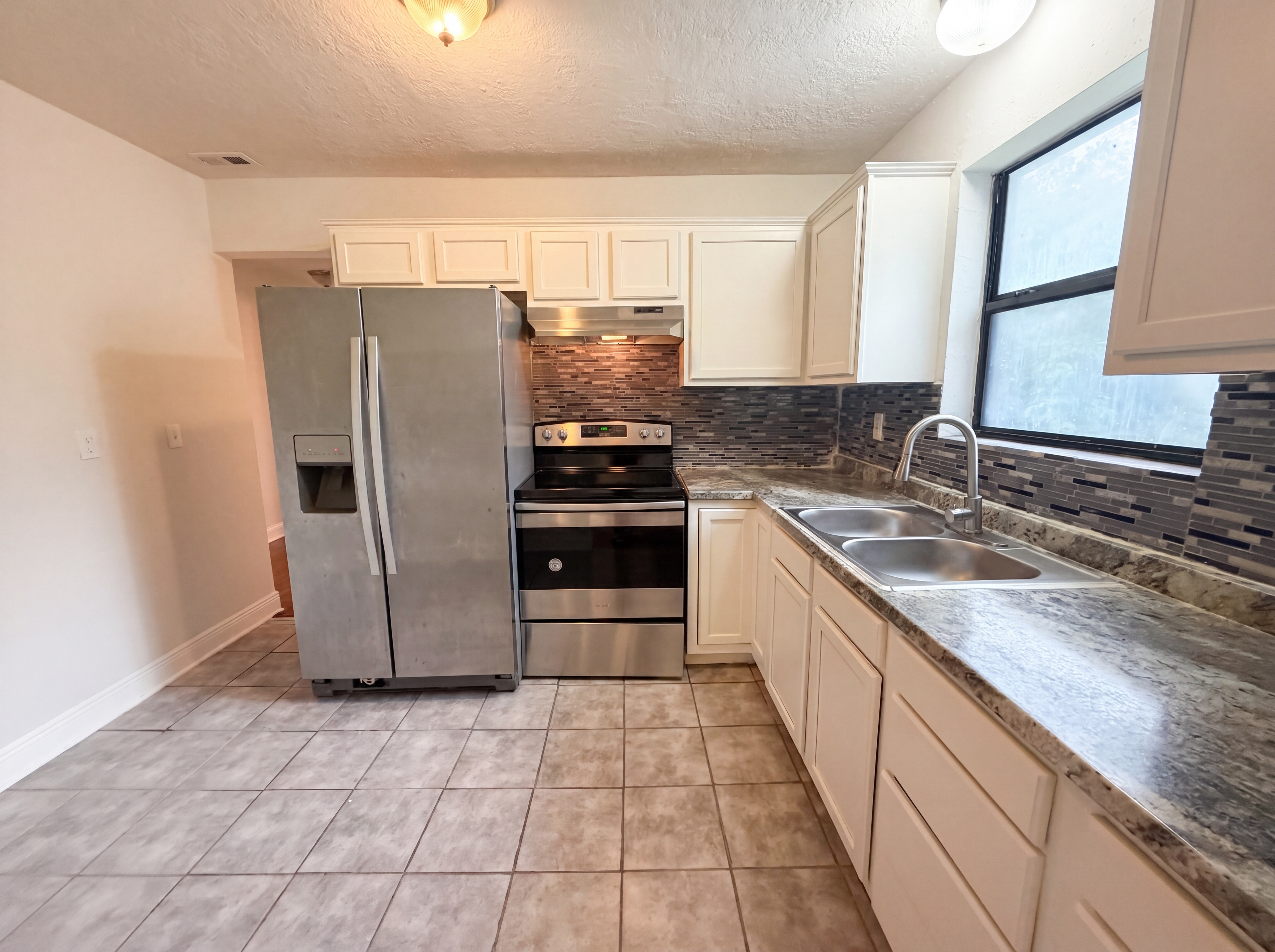 Photo 2 of 18 of 7520 Altus Dr S, Jacksonville, FL