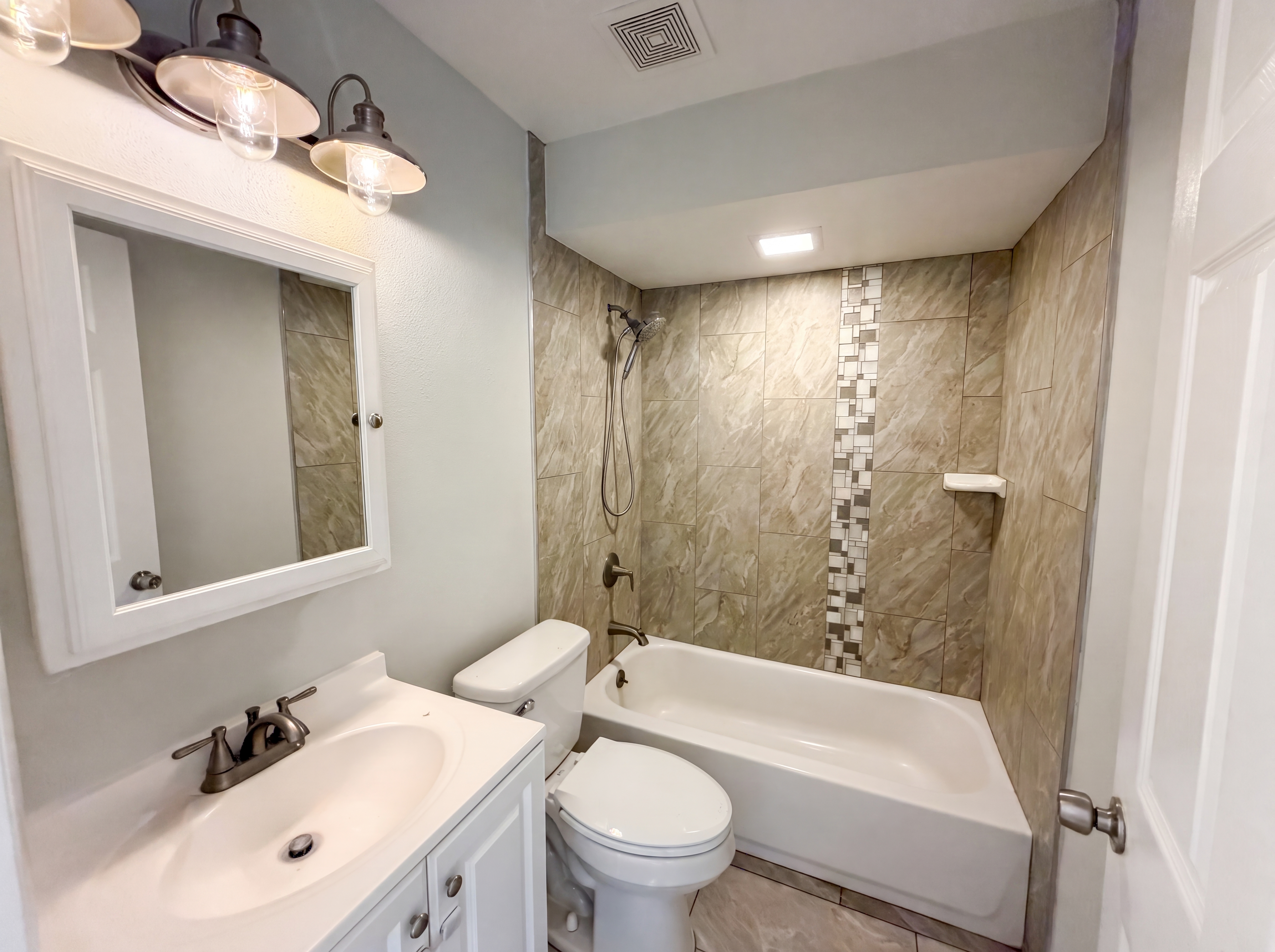 Photo 10 of 22 of 880 Fruitland Dr, Deltona, FL