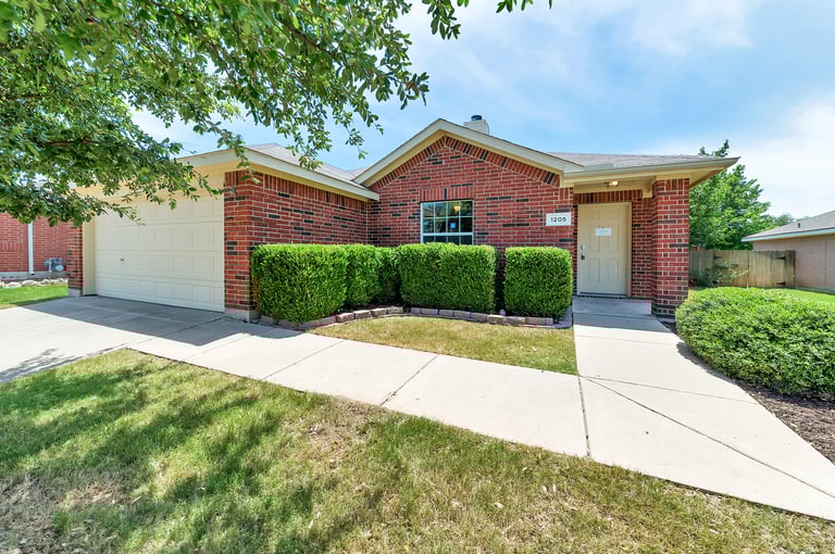 Photo 23 of 23 - 1205 Diamond Back Ln, Haslet, TX 76052