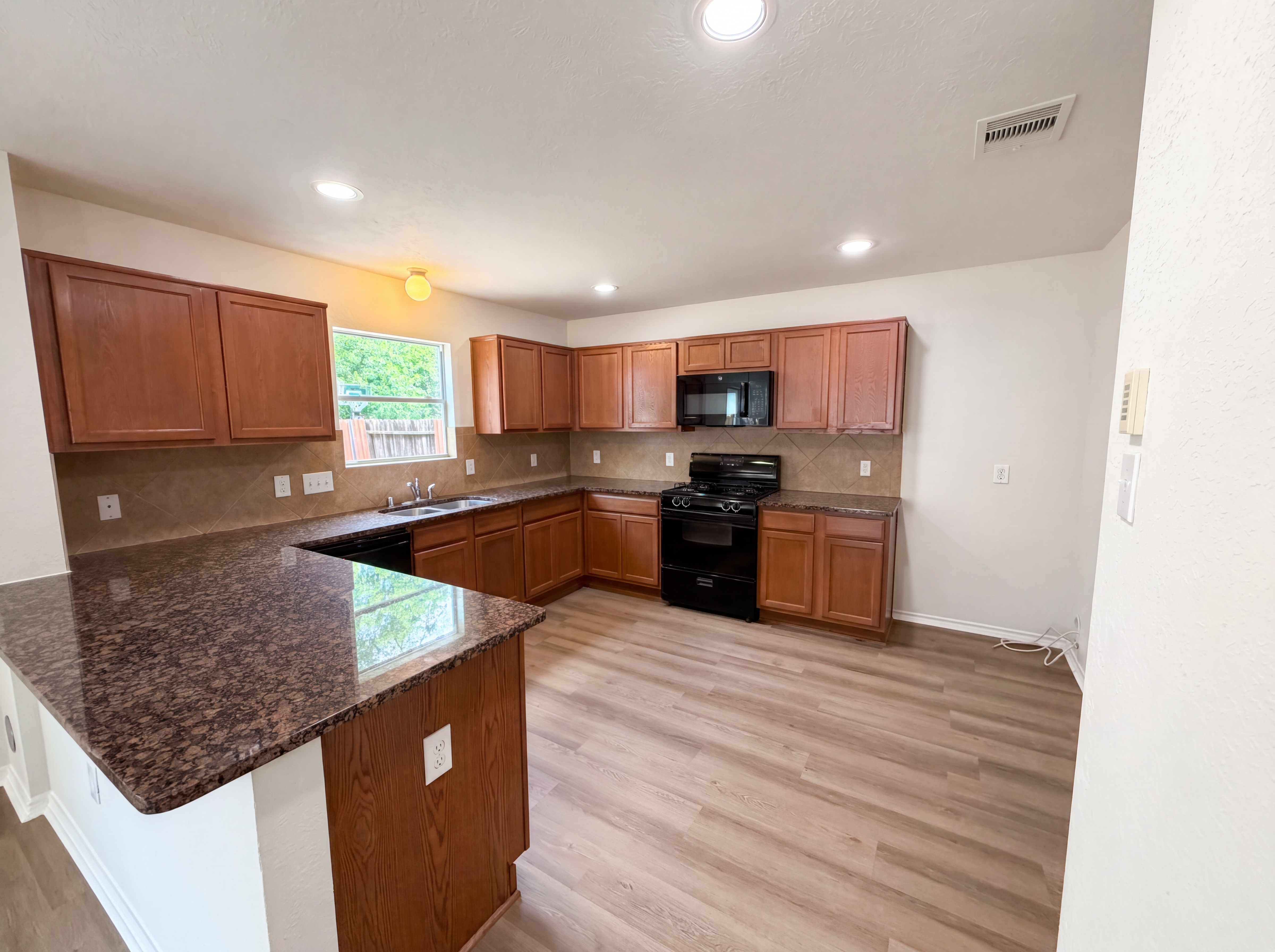 Photo 2 of 25 of 939 Staffordale Manor Ln, Houston, TX