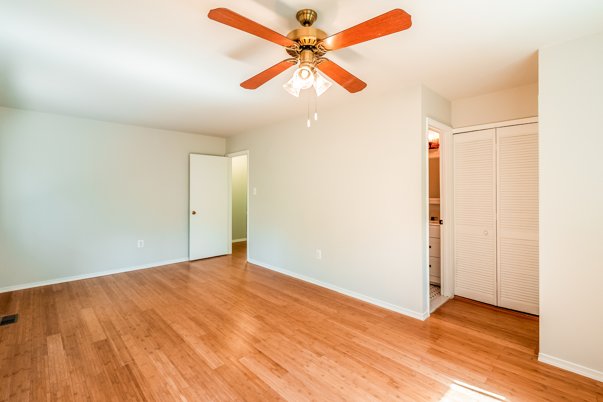Photo 8 of 19 of 256 W Meadowland Ln, Sterling, VA