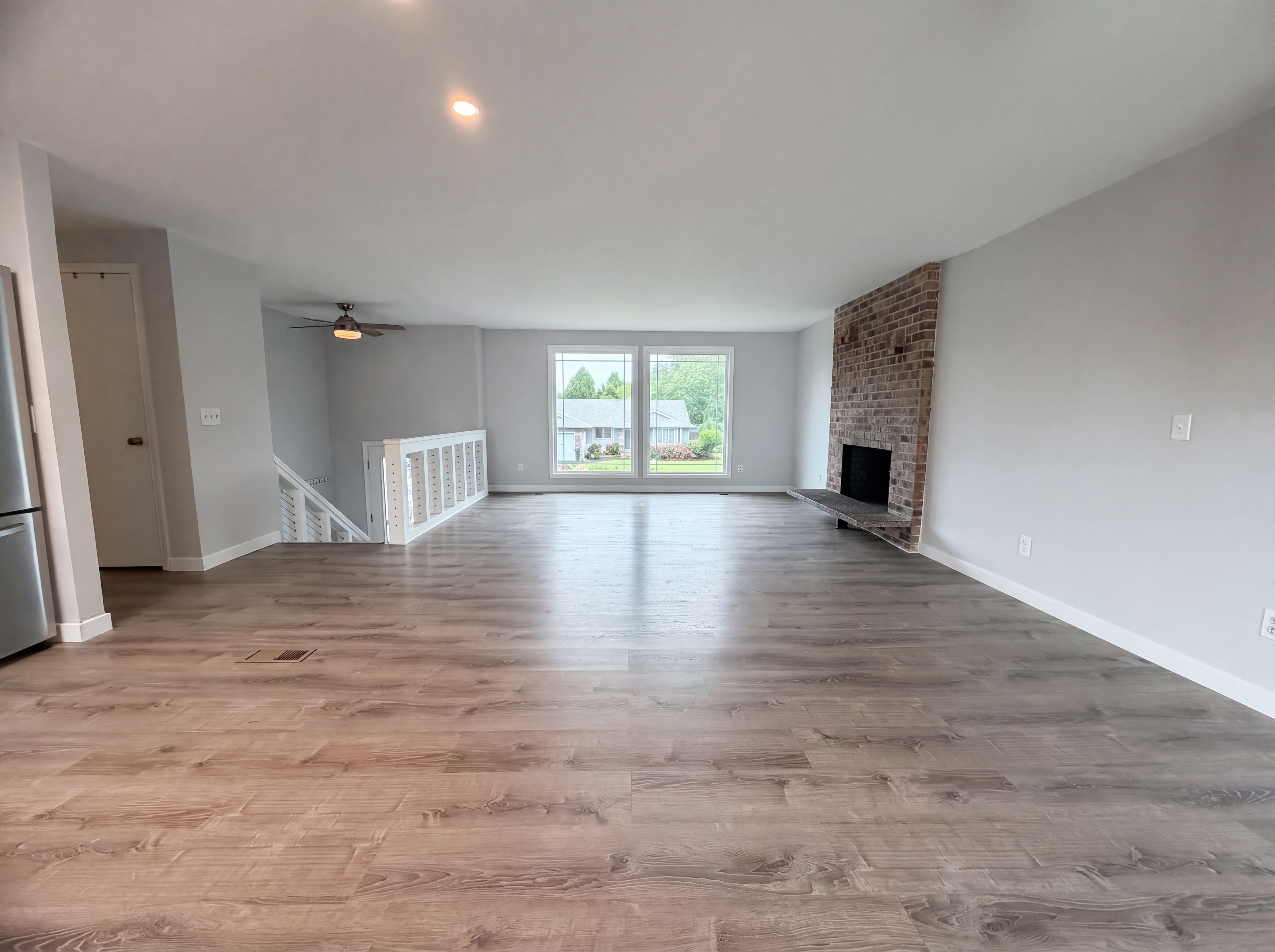 Photo 3 of 17 of 1209 SW 25th St, Troutdale, OR
