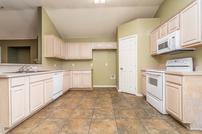 Photo 7 of 21 - 410 Stefhanie Dr, Celina, TX 75009