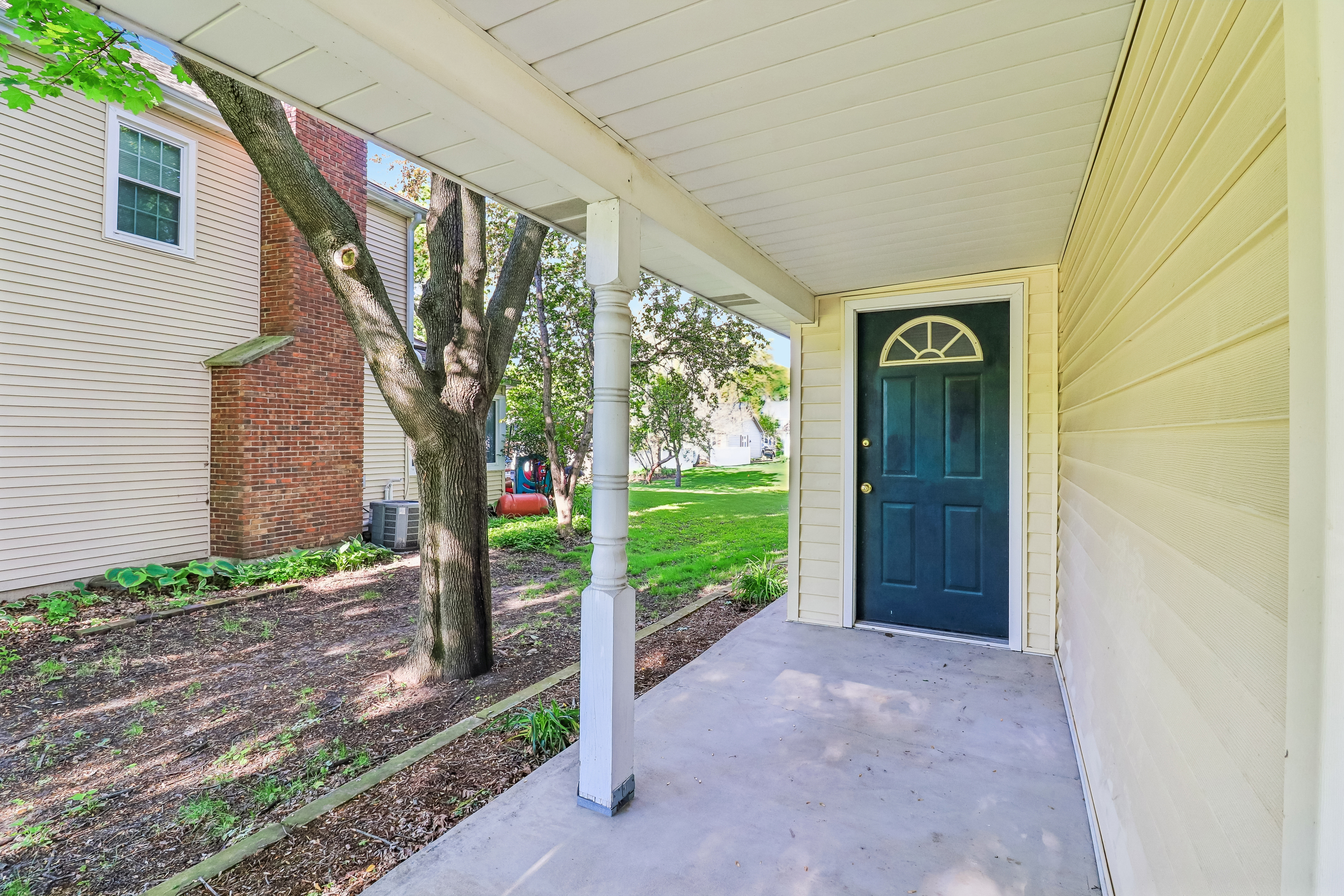 Photo 14 of 41 of 733 Buttonwood Cir, Naperville, IL