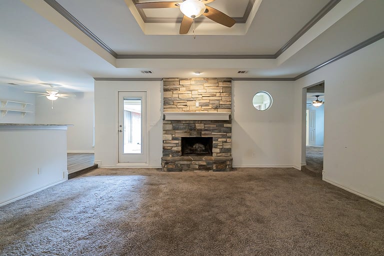 Photo 5 of 36 - 7924 Londonderry Dr, North Richland Hills, TX 76182