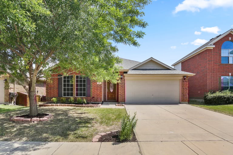 Photo 1 of 26 - 1704 Quail Grove Dr, Fort Worth, TX 76177