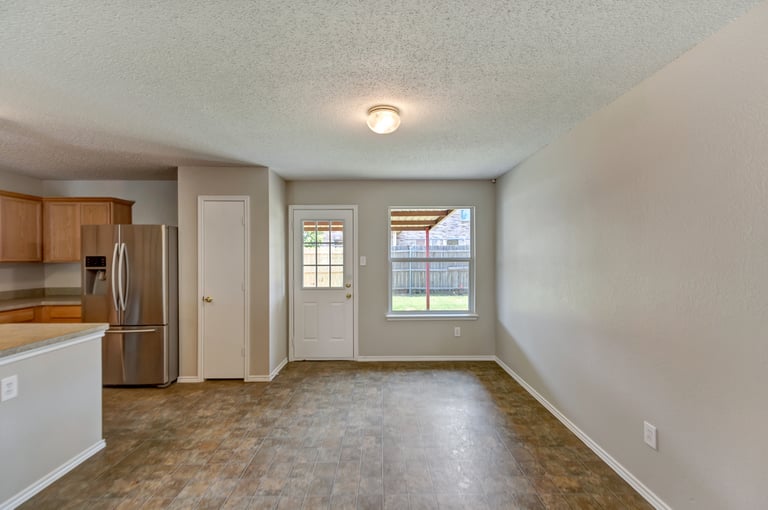 Photo 8 of 25 - 2051 La Salle Trl, Grand Prairie, TX 75052