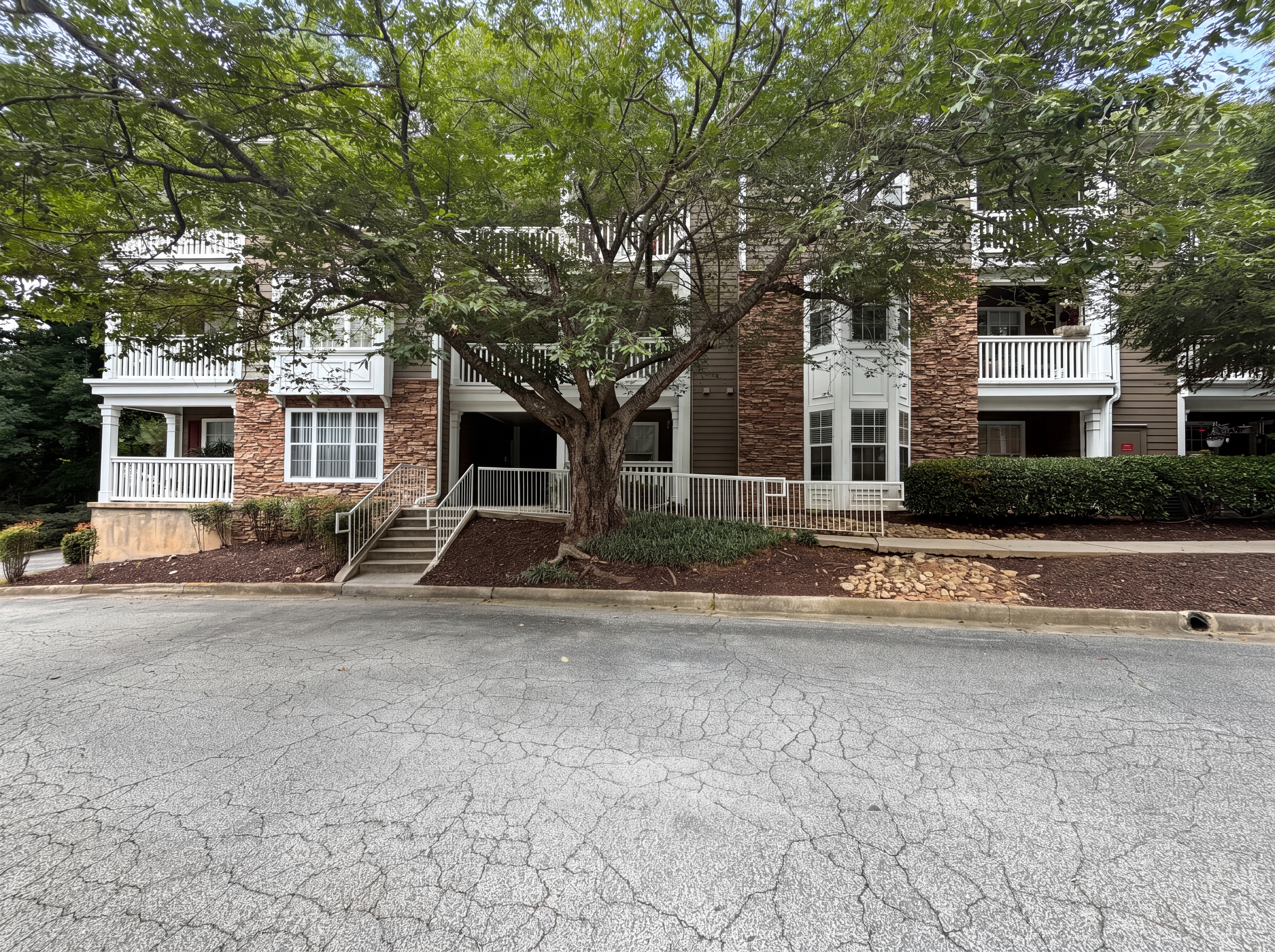 Photo 17 of 19 of 131 Bentley Pl, Tucker, GA