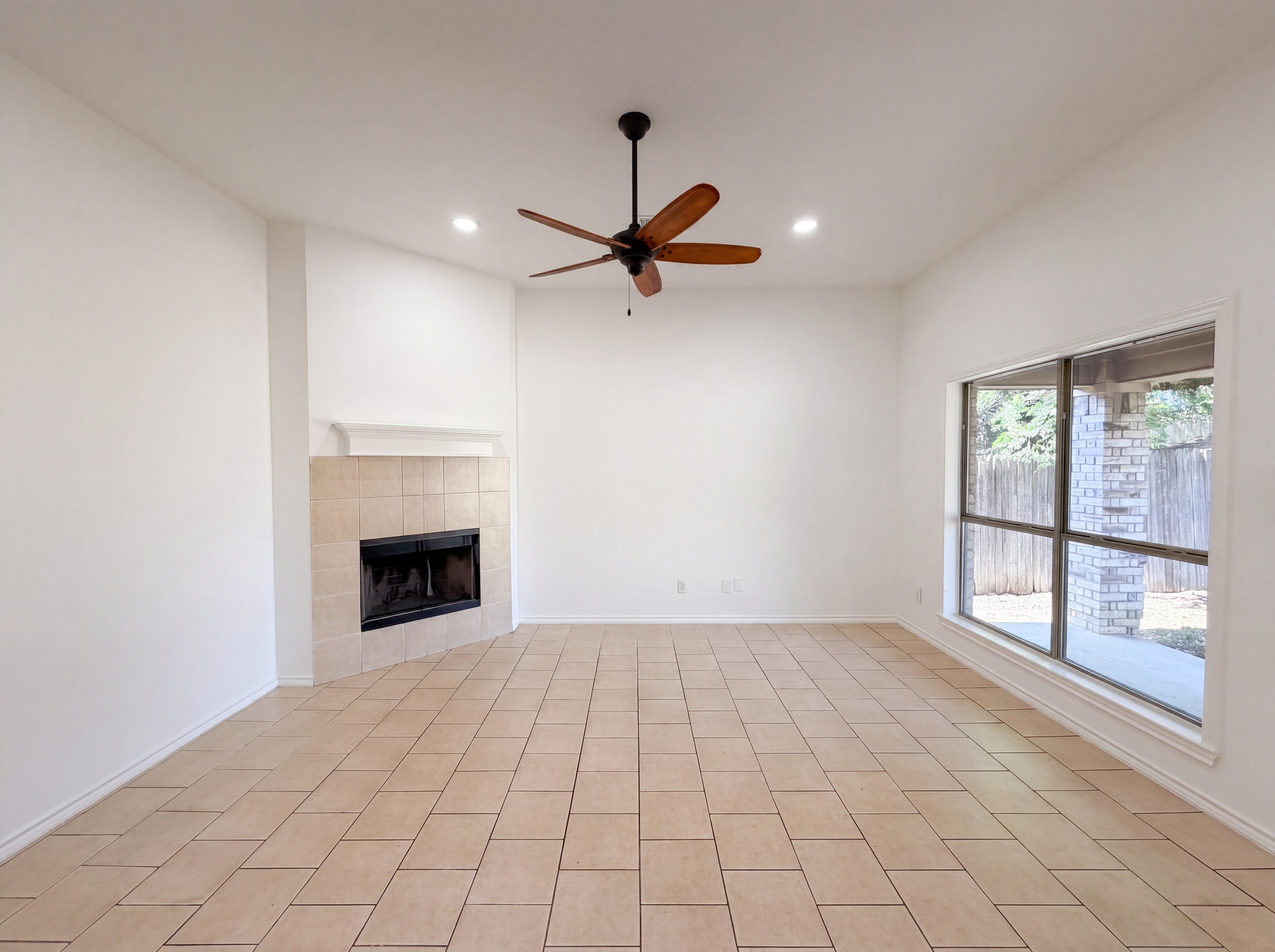 Photo 3 of 20 of 4617 Deal Dr, Fort Worth, TX