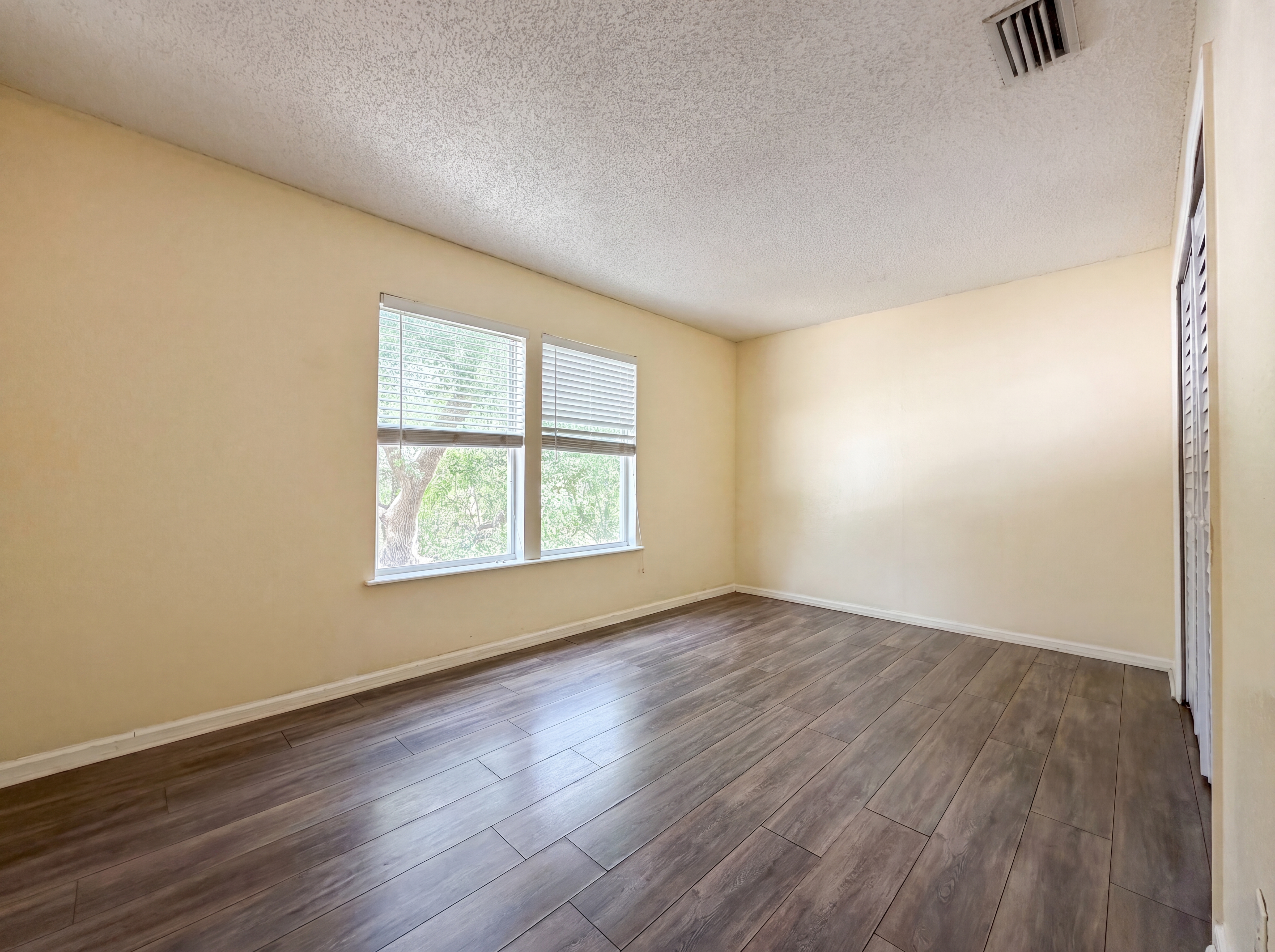 Photo 15 of 27 of 7002 Beekman Lake Dr, Jacksonville, FL
