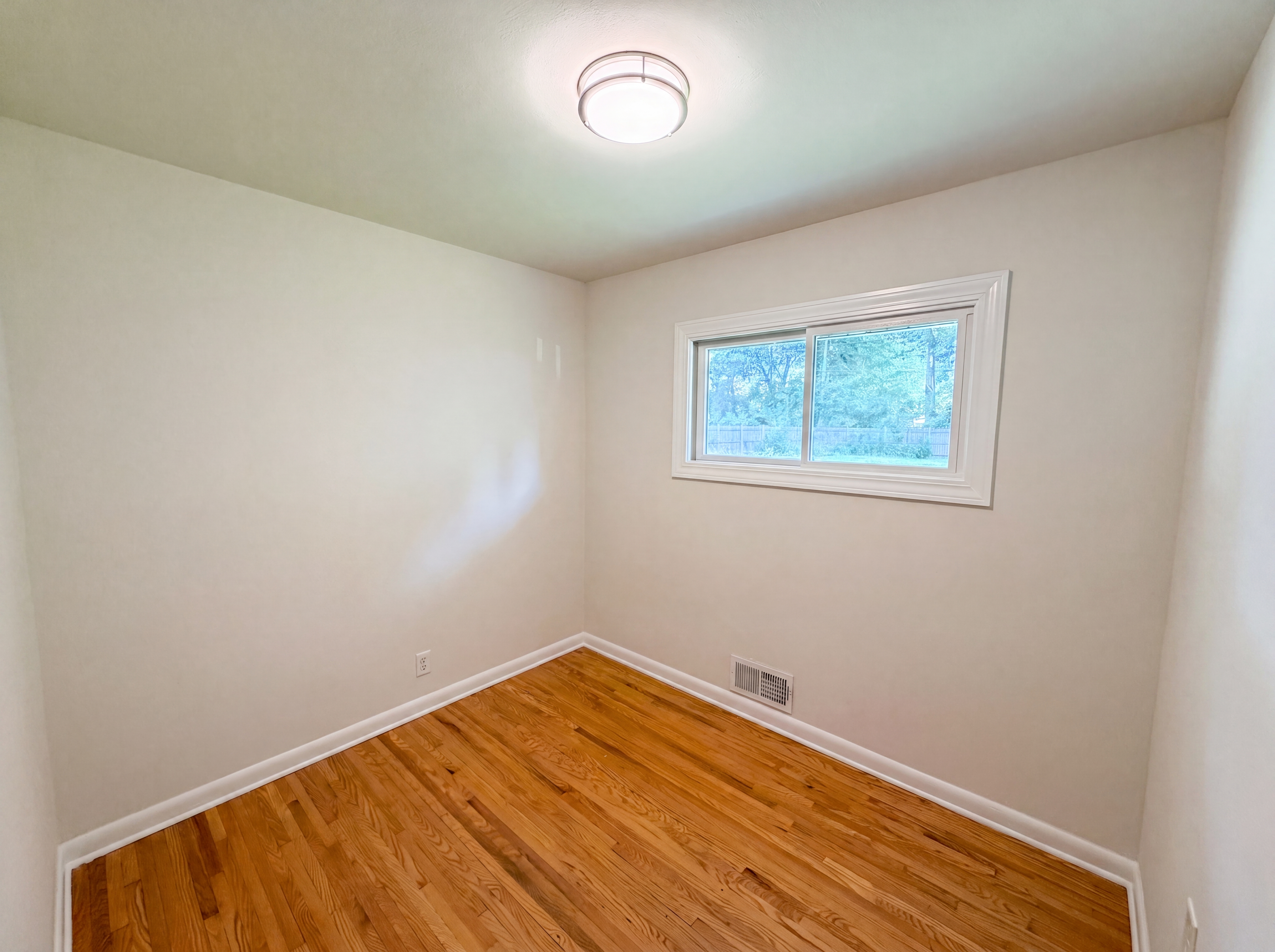 Photo 4 of 20 of 2128 Ronald Ave, White Bear Lake, MN